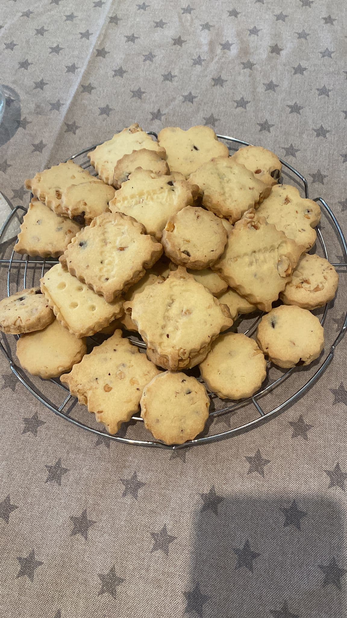 Domingo 3, otra tanda de galletas caseras, algunas con chips de chocolate.