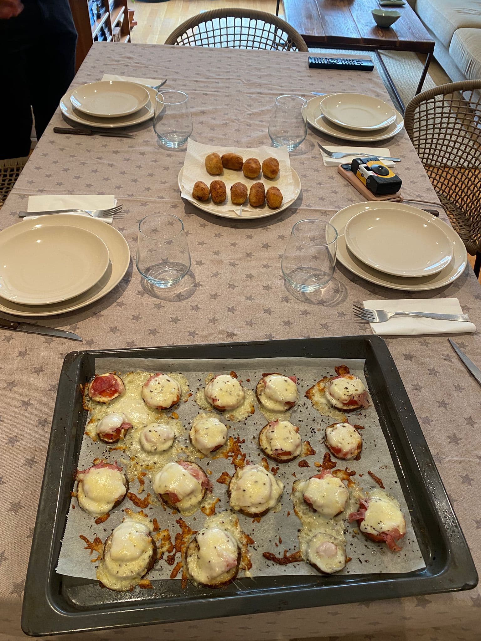 Domingo 3, la mesa lista para arrancar con croquetas y berenjenas al horno.
