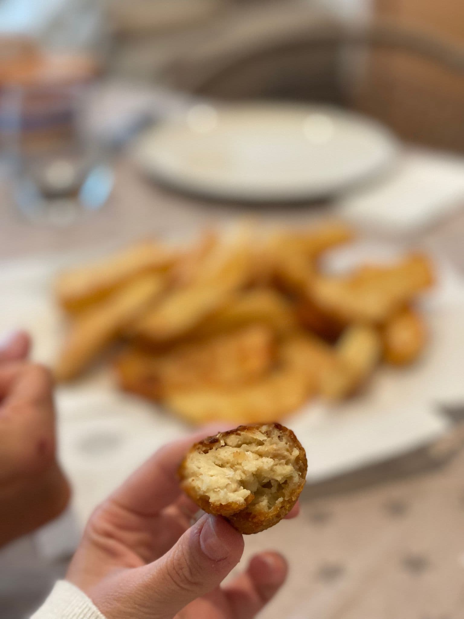 Domingo 3, croqueta de pollo por dentro, prueba oficial del crimen gastronómico.