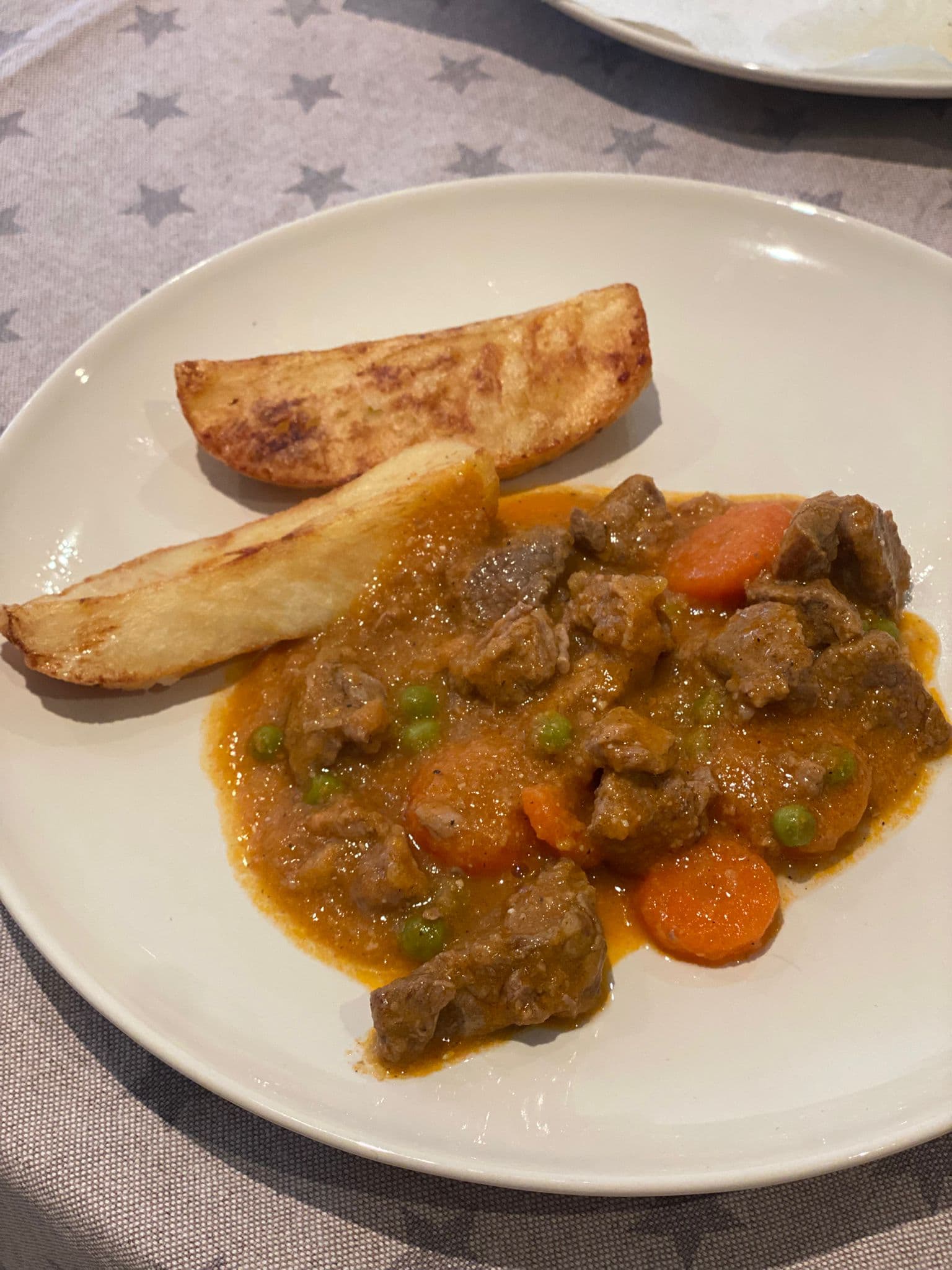 Domingo 3, plato de estofado de ternera con verduras y patatas.
