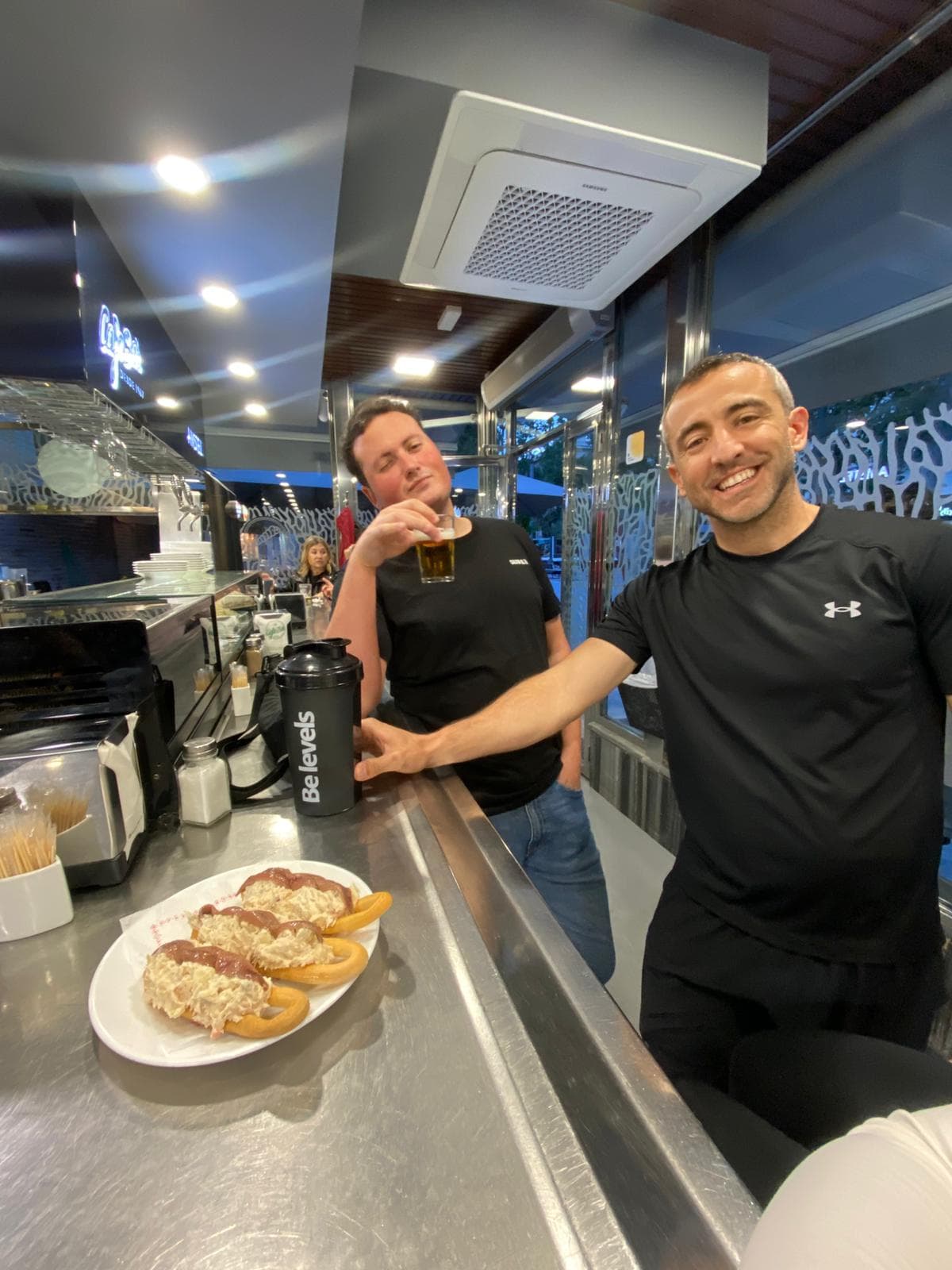 Marinera y Phil — Café Bar (2/2)