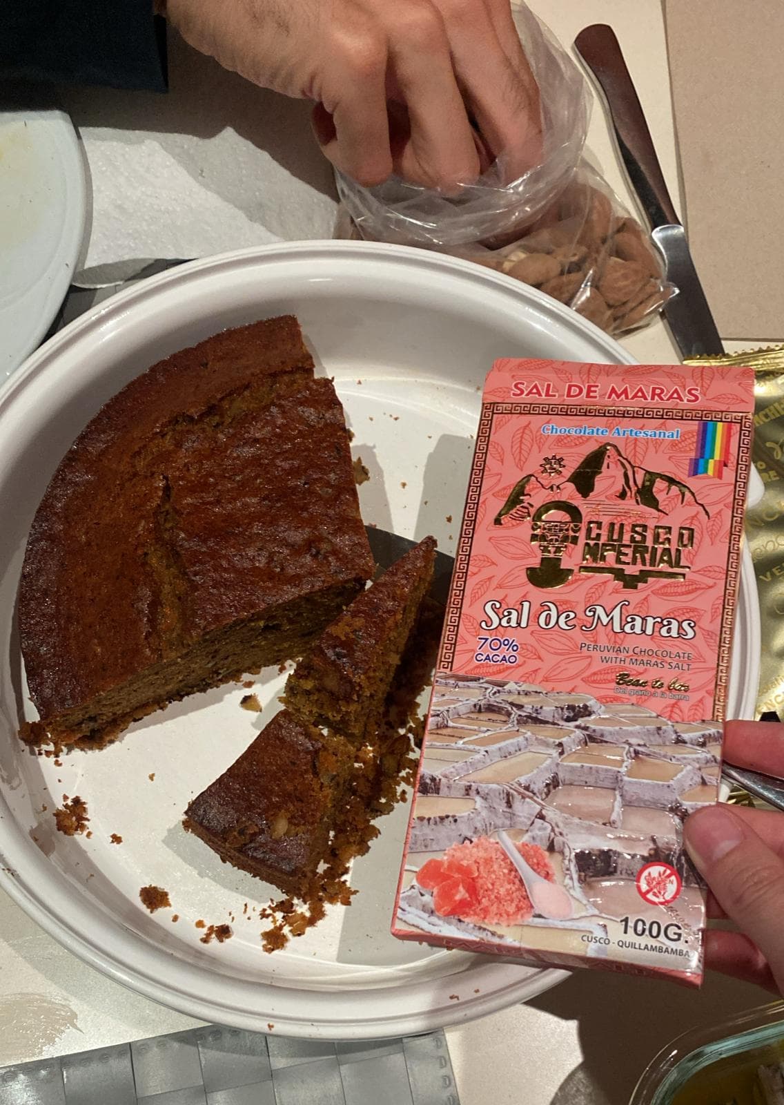 Bizcocho y chocolate (Sal de Maras) — regalo de Perú, guardado por mi madre para hoy.