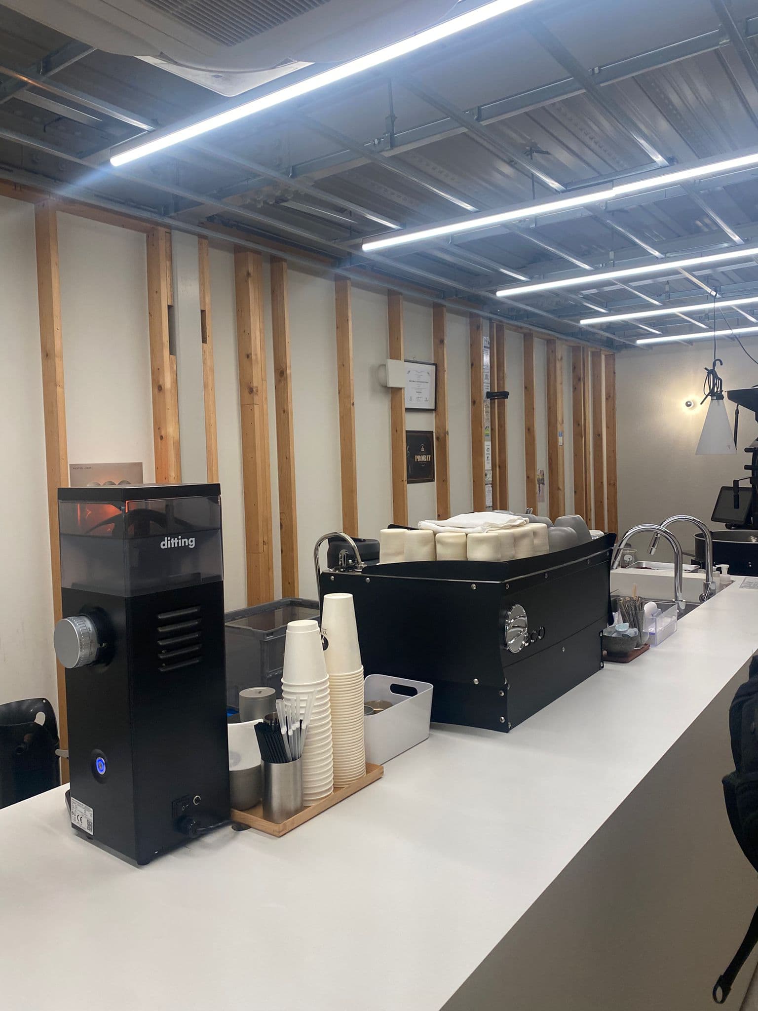 La barra del café en pleno trabajo, con toda la liturgia del specialty coffee.