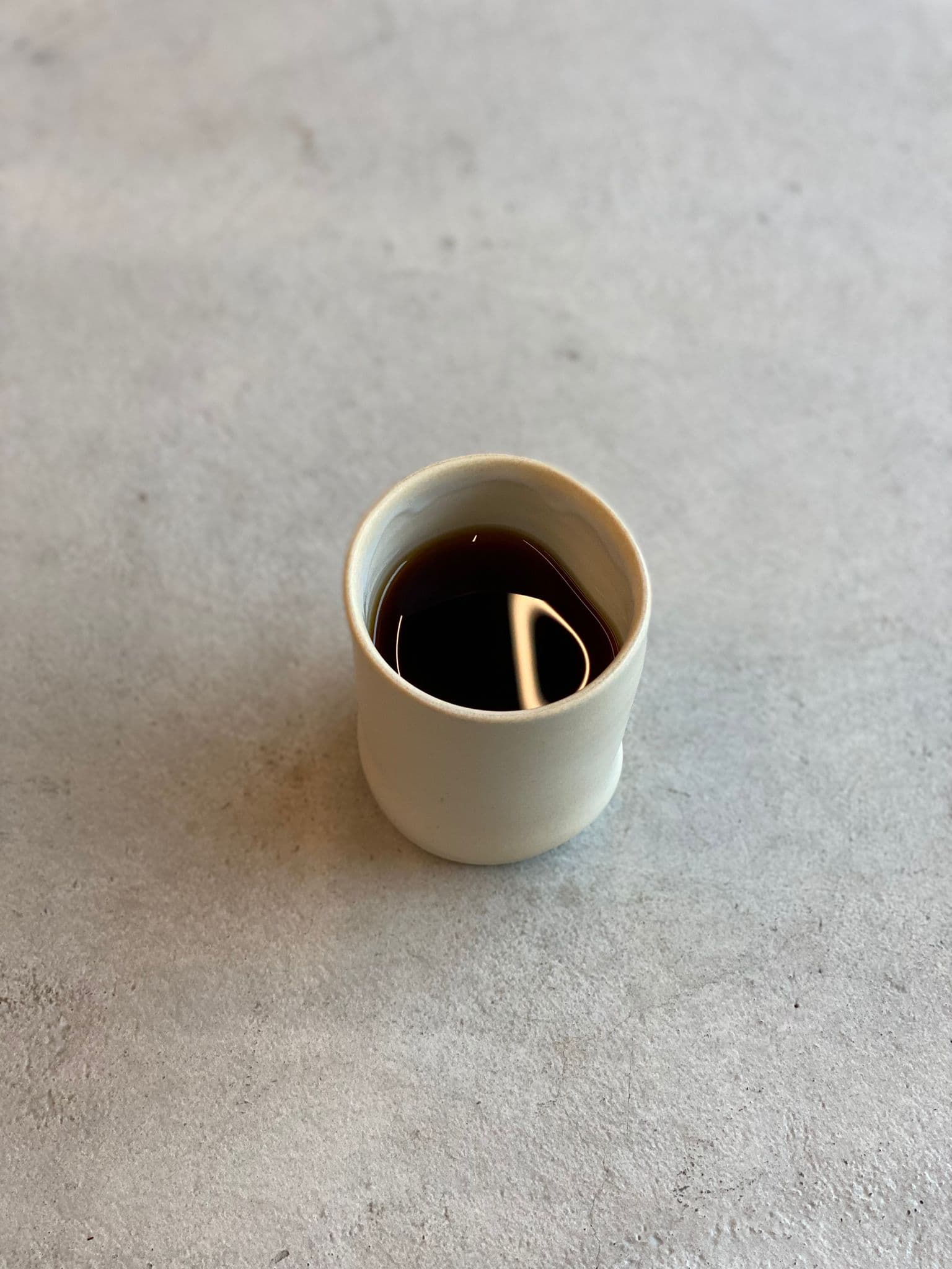 Una taza de filtro servida sola, pequeña y perfecta.