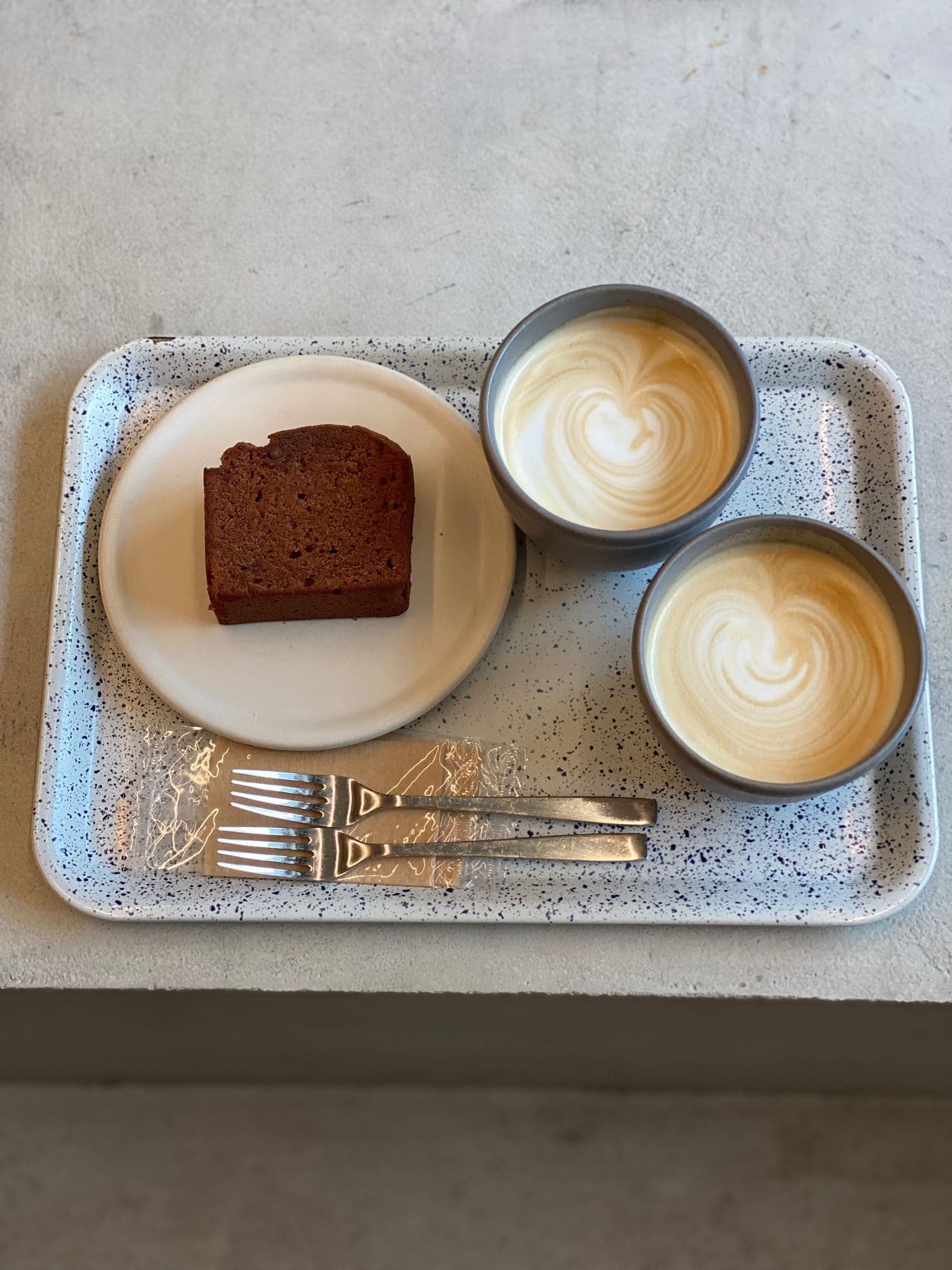 Dos cafés con leche y un bocado dulce para arrancar la mañana con calma.
