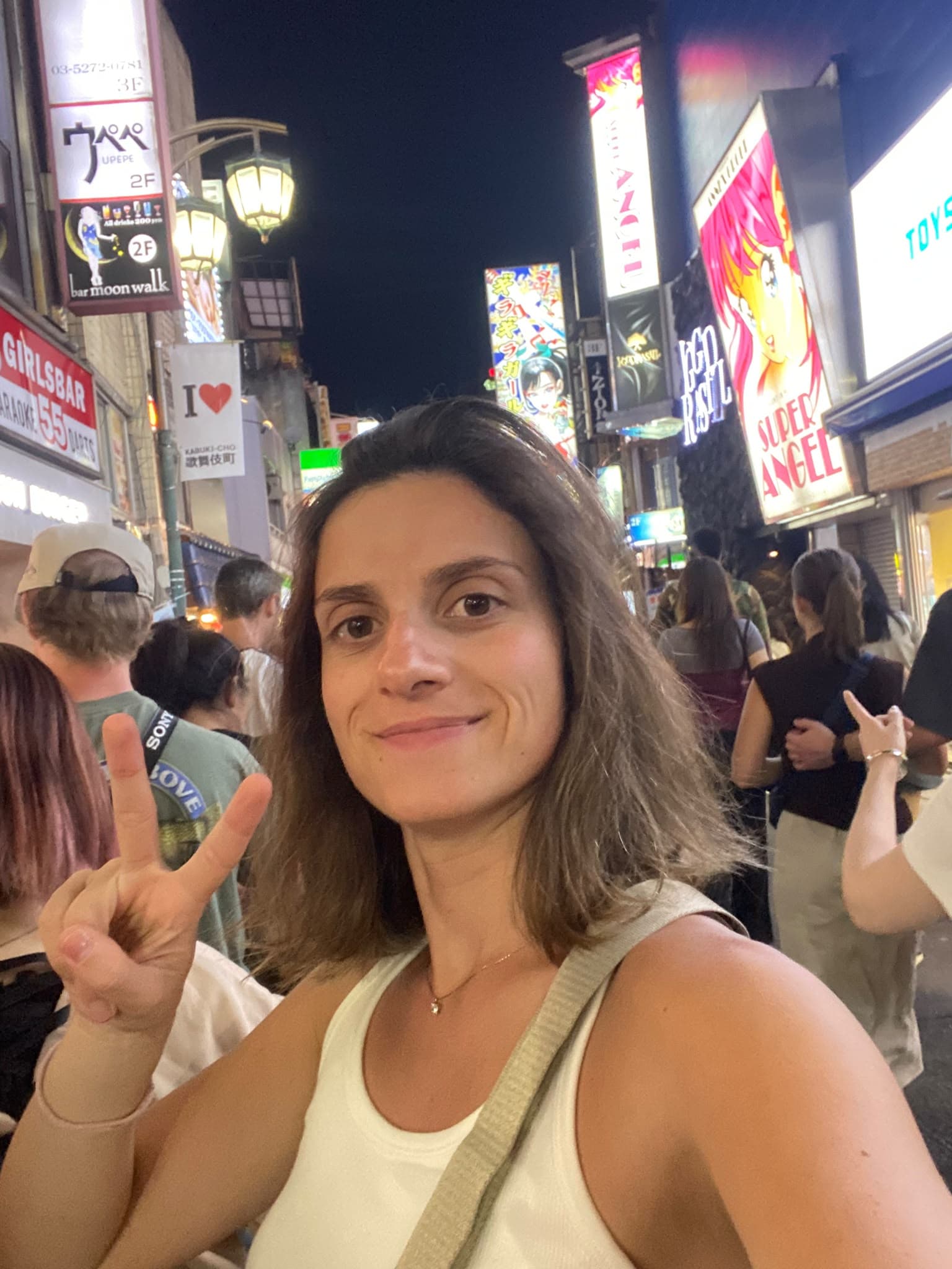 África saludando a cámara en plena noche tokiota.