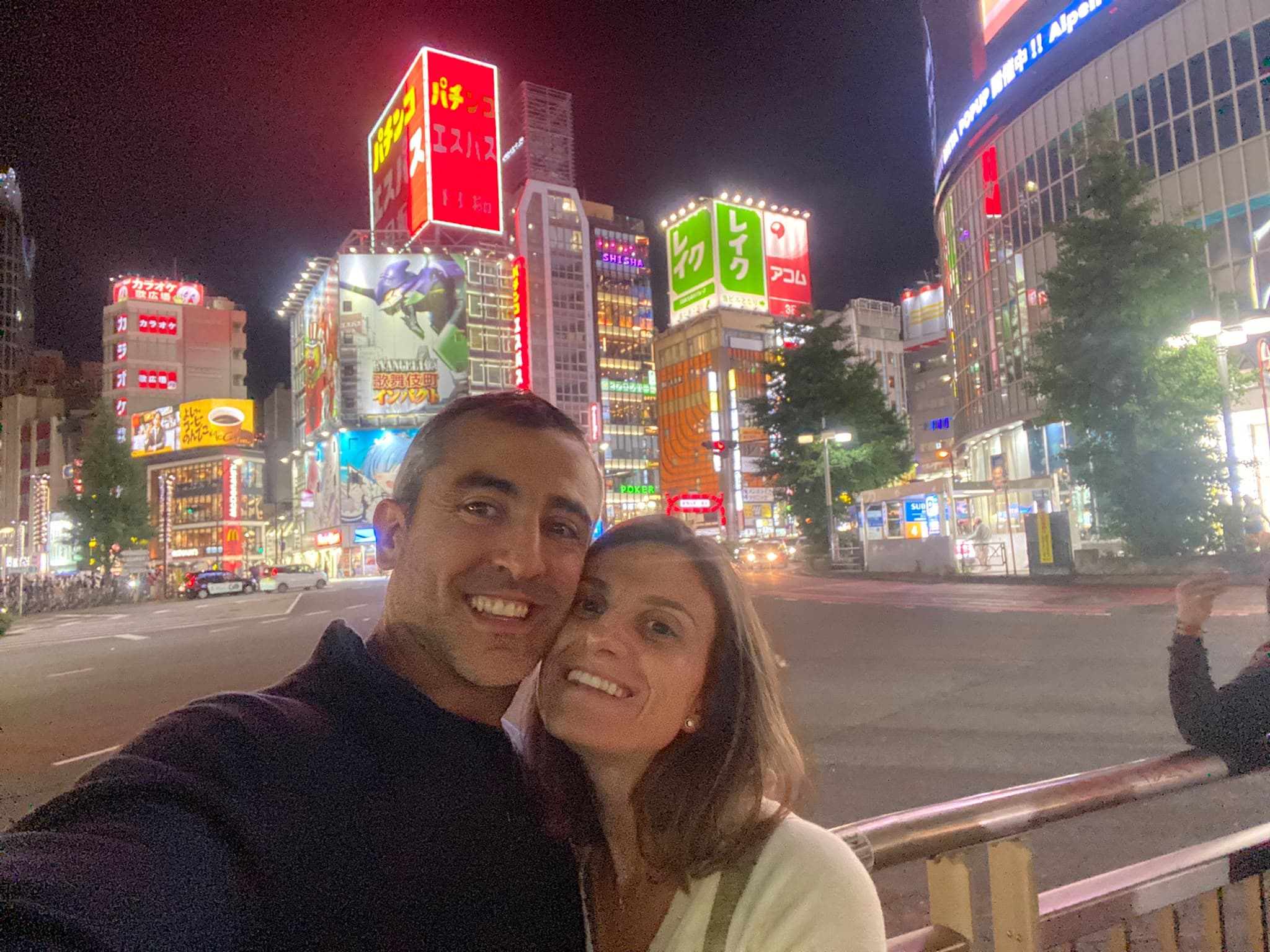 Selfie nocturno en Shinjuku, ya de vuelta en su Tokio querido.