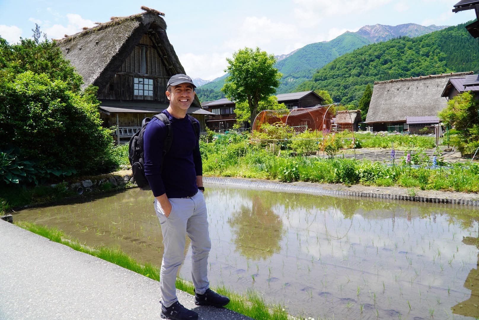 Miguel posando feliz entre las casas de Shirakawa-go.