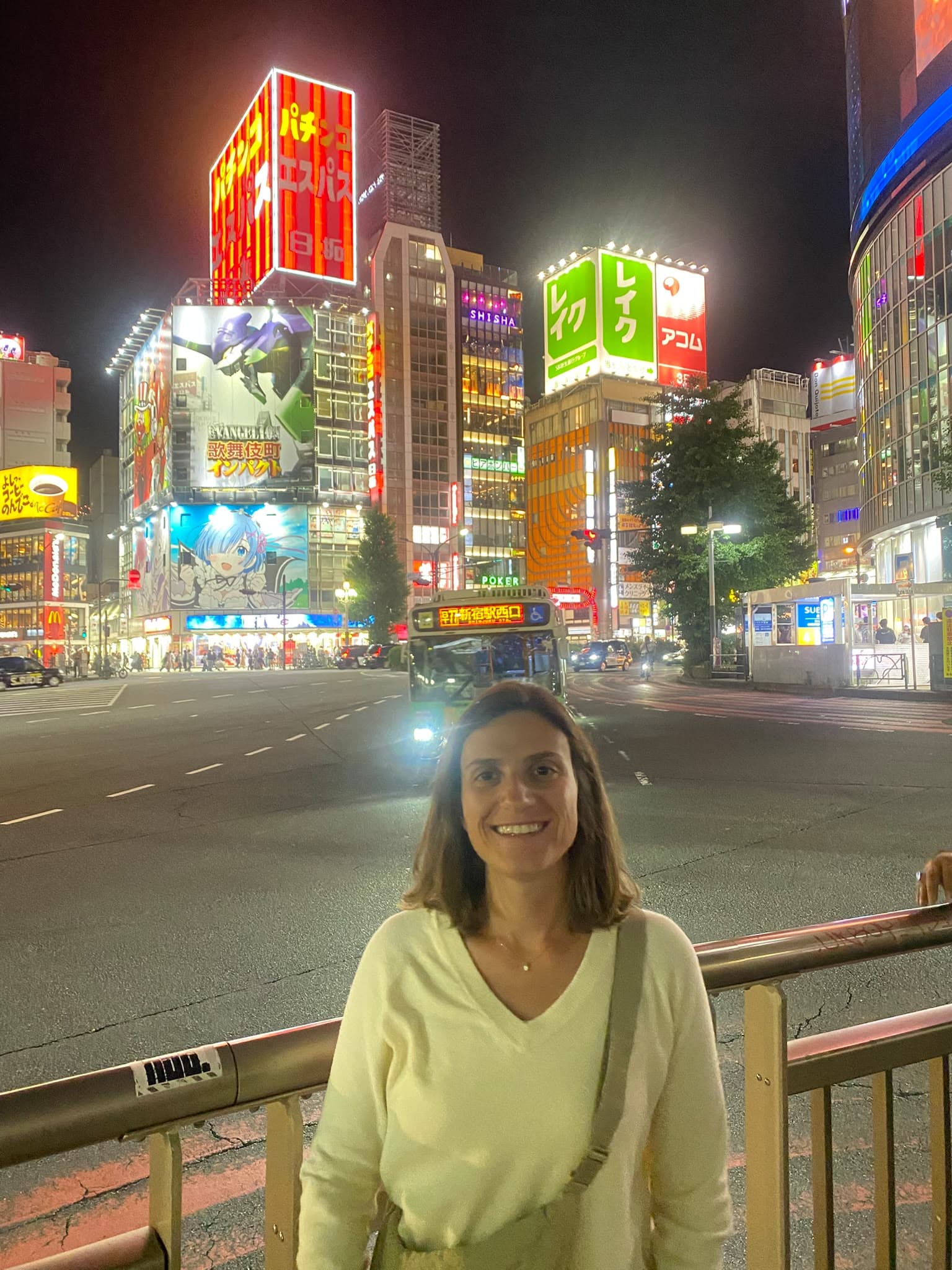 África posando feliz entre los neones de Shinjuku.