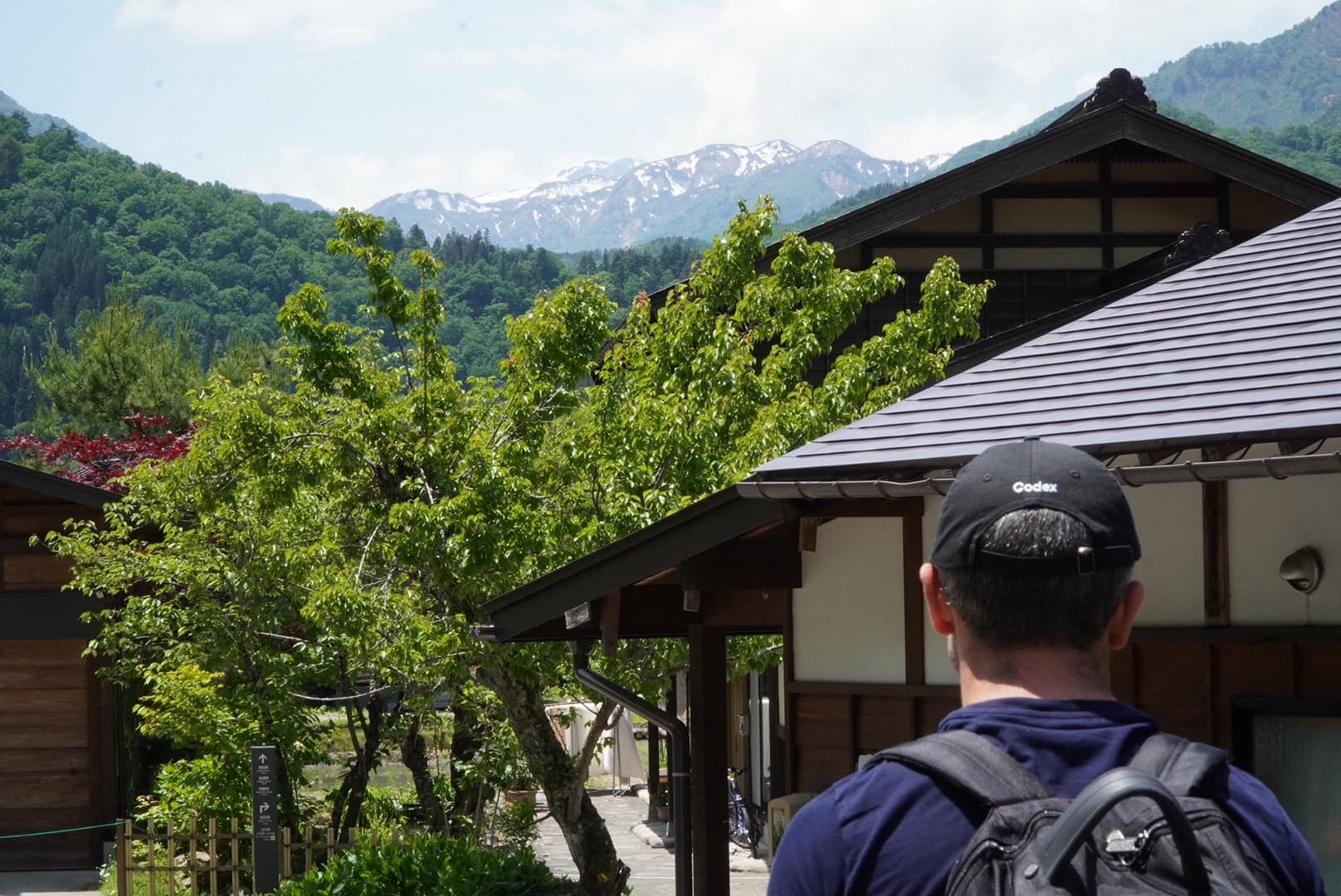 Miguel mirando hacia las montañas, con Shirakawa-go a sus pies.