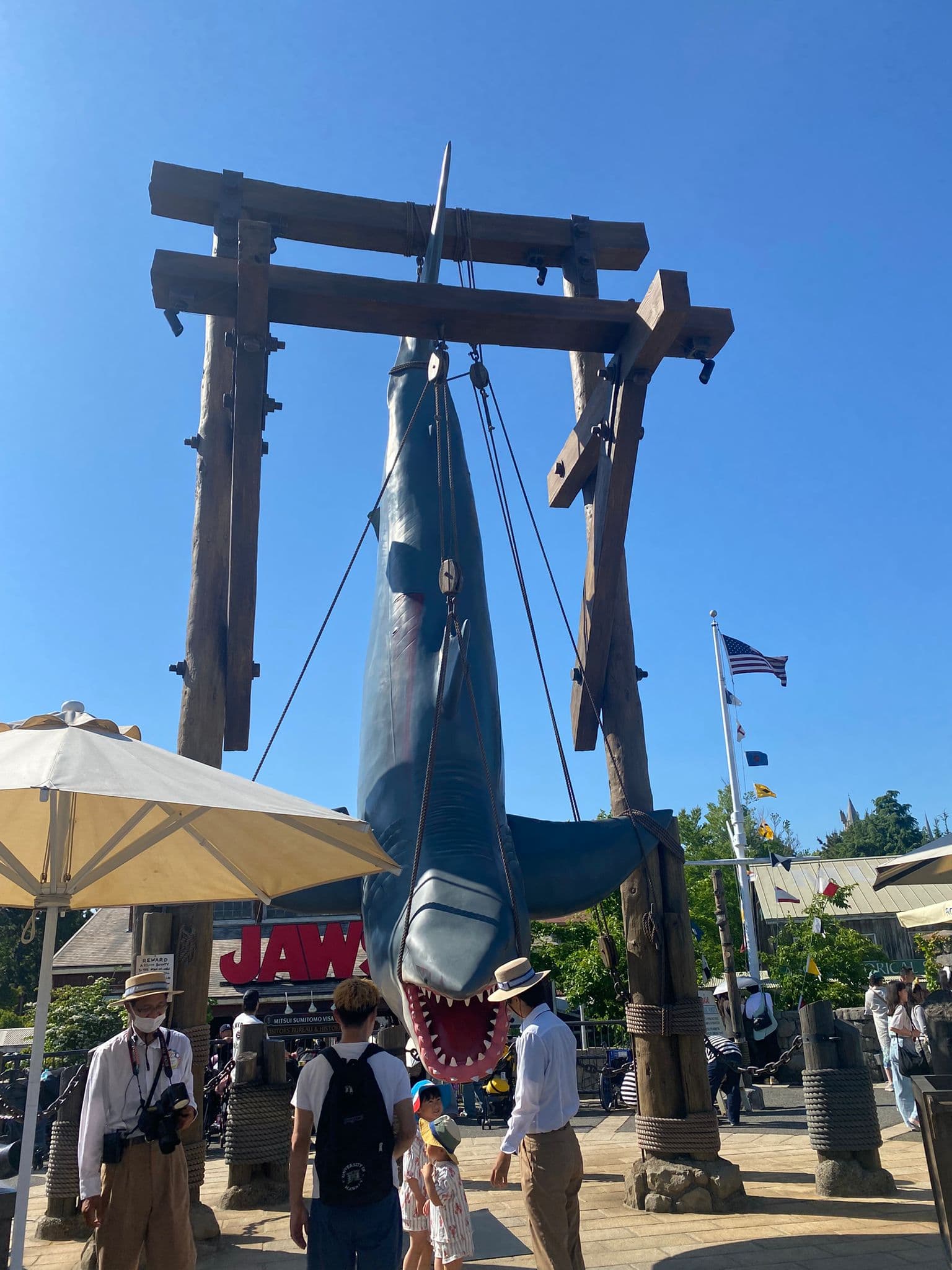 Tiburón colgado en la zona de Jaws de Universal Studios Japan.