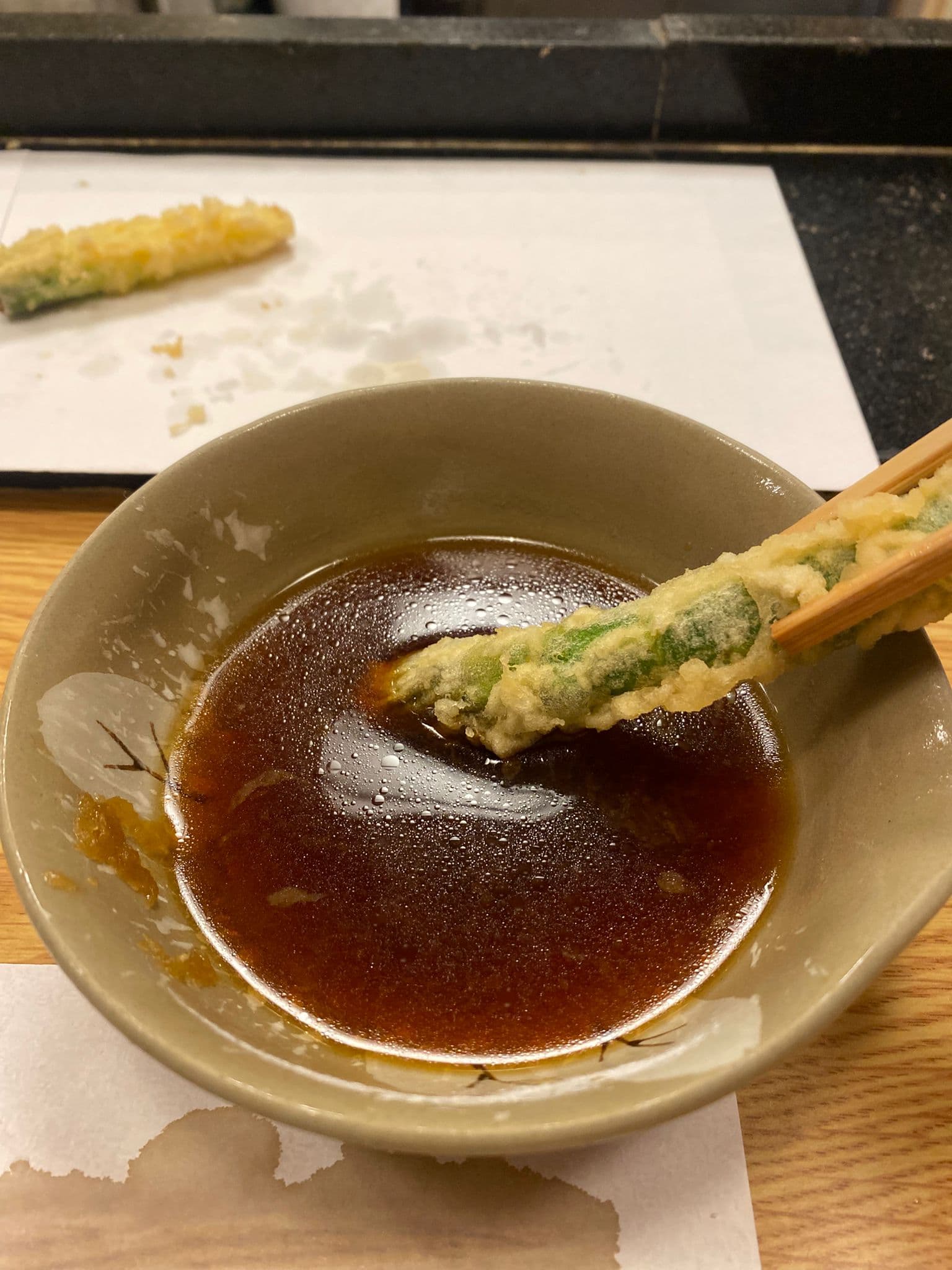 Verdura en tempura recién salida, con esa salsa que salvó la noche.