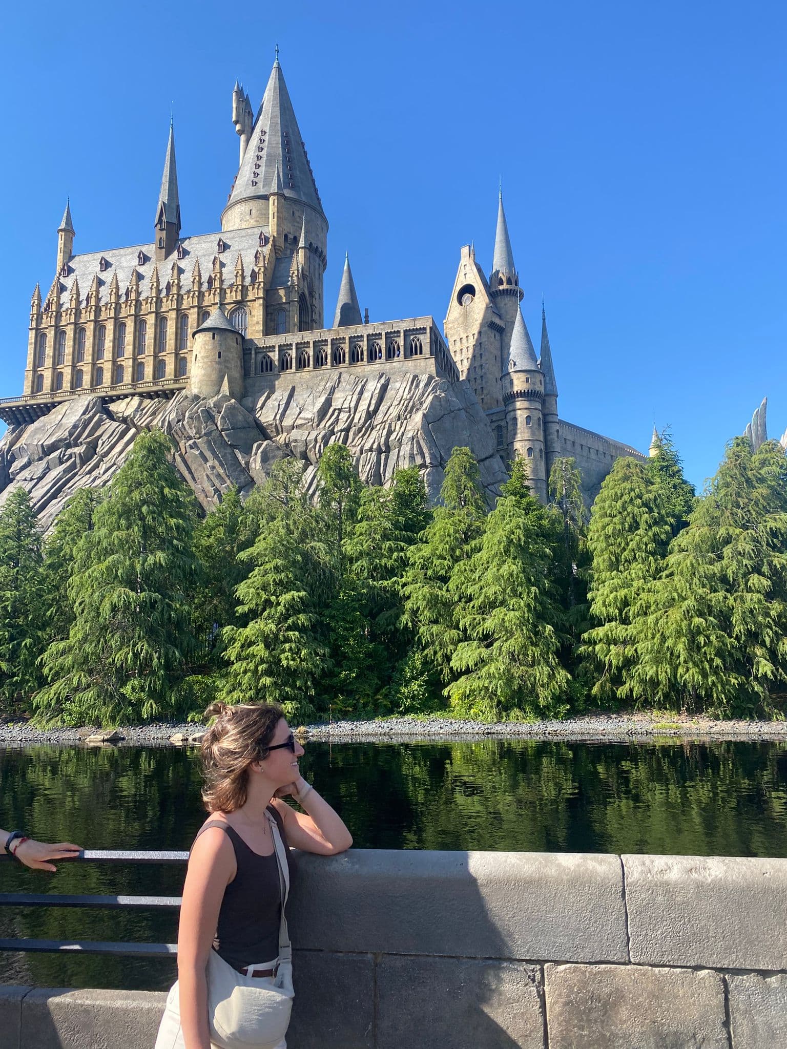 África mirando Hogwarts desde el lago de Harry Potter en Universal.