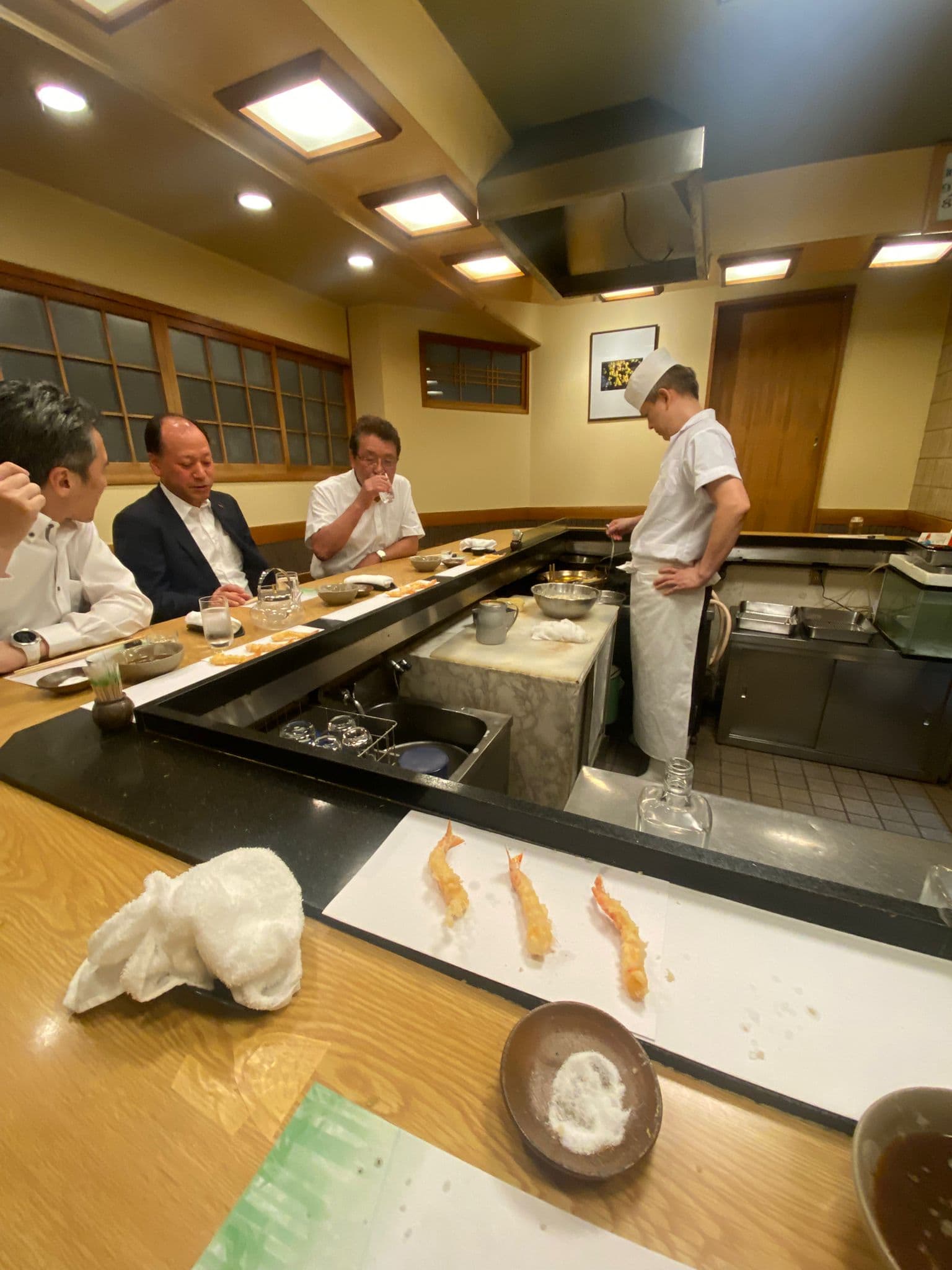 La tempura preparándose delante de ellos en la barra.