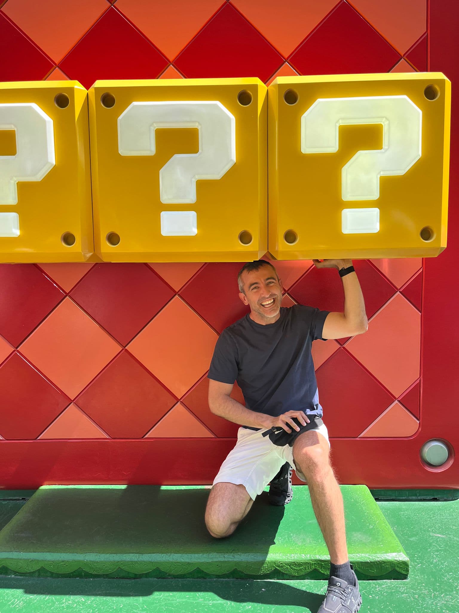 Miguel posando bajo un bloque de preguntas en Super Nintendo World.