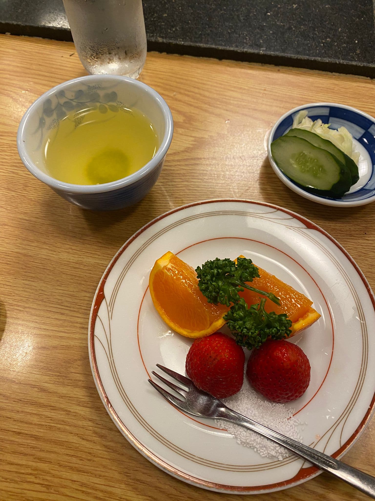 El cierre dulce de la cena, con fruta y té en la barra de Kitahachi.