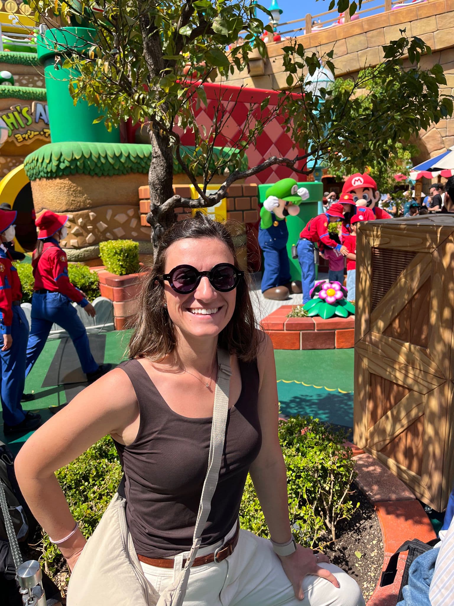 África sonriendo entre Mario y Luigi en Super Nintendo World.