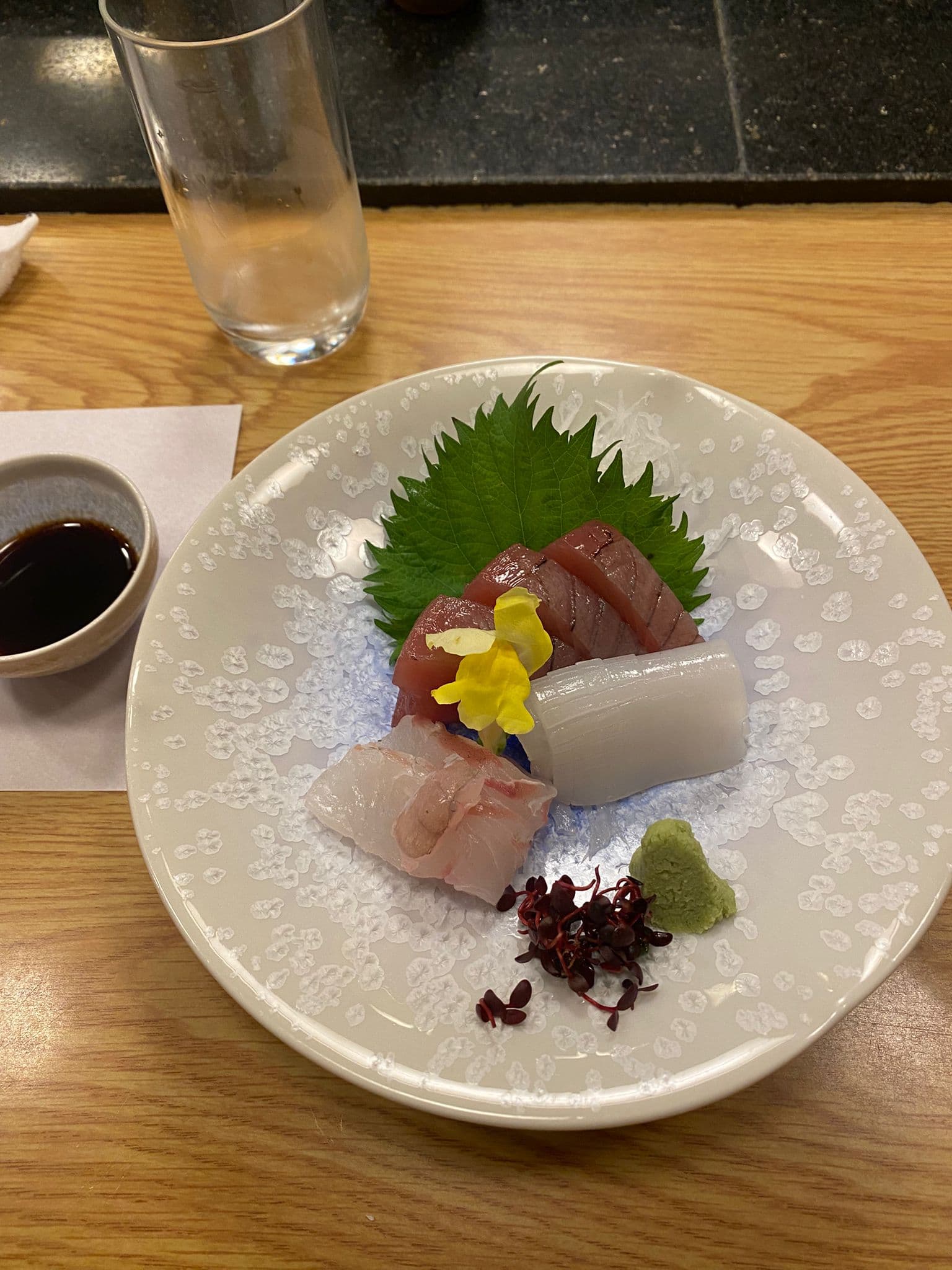 El sashimi del arranque en Kitahachi Tempura, bonito pero no precisamente el momento más ilusionante de la cena.
