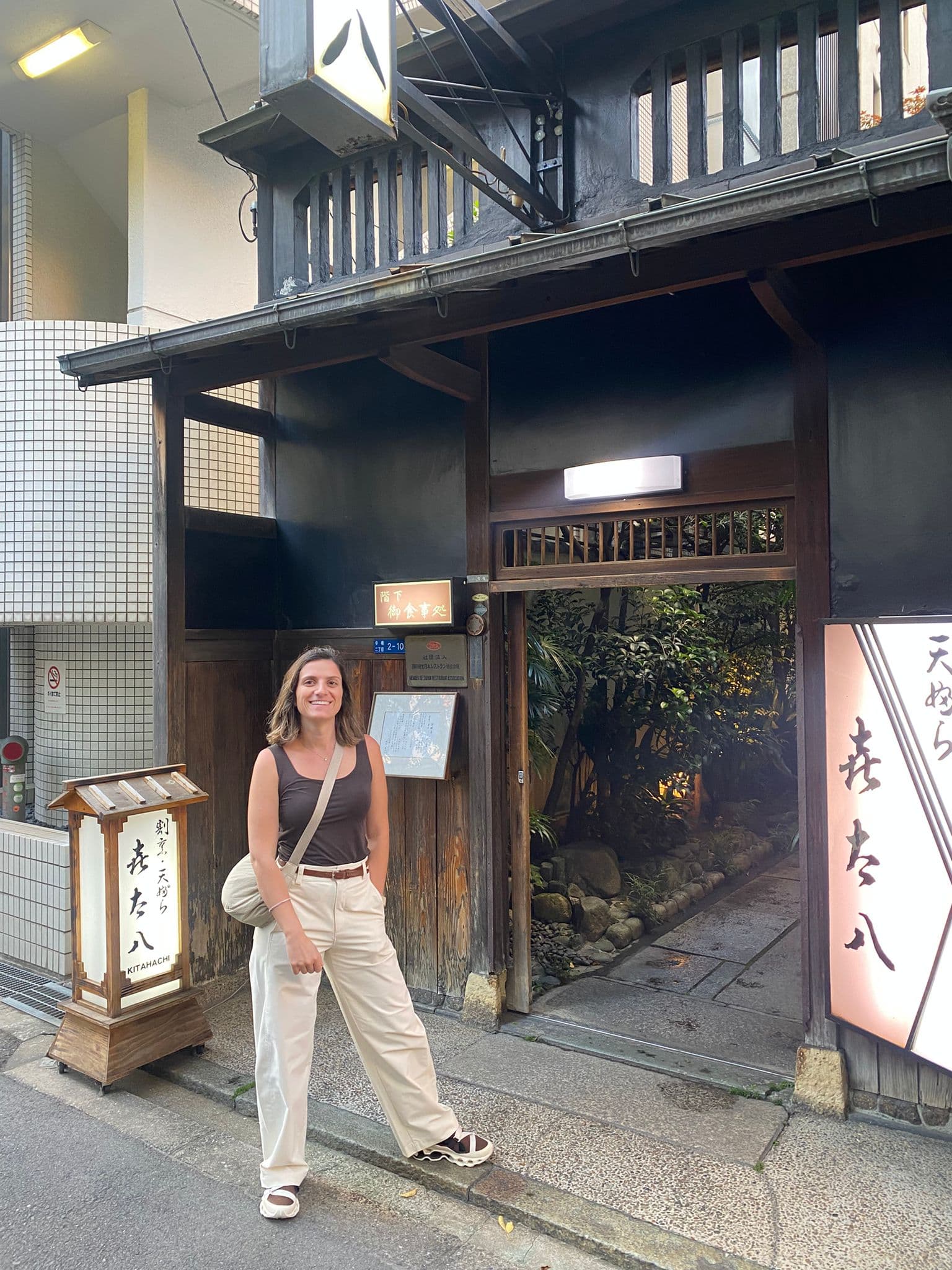 África a la puerta de Kitahachi Tempura antes de cenar.
