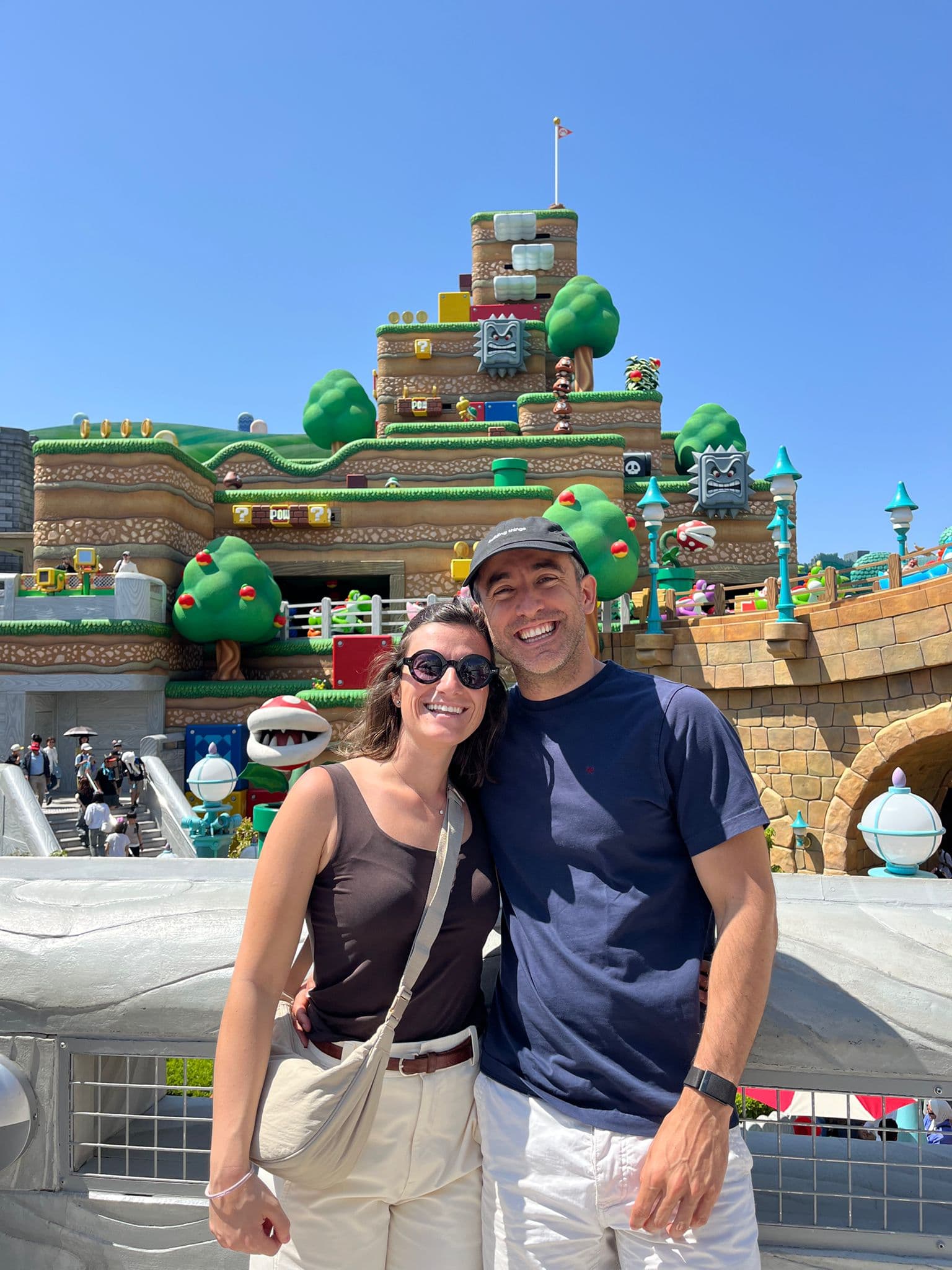 Los dos en Super Nintendo World, dentro del videojuego.