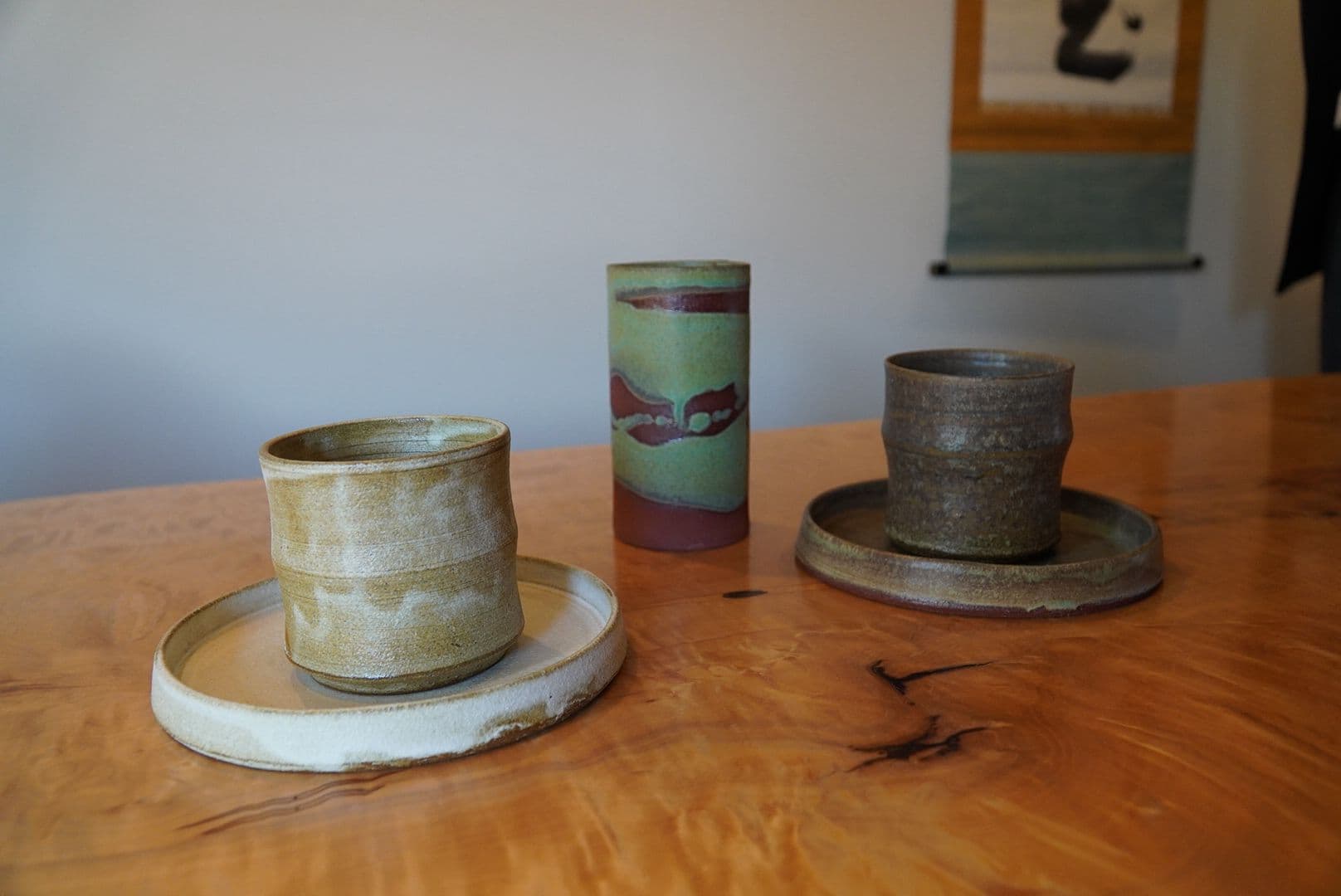 Piezas de cerámica sobre una mesa de madera