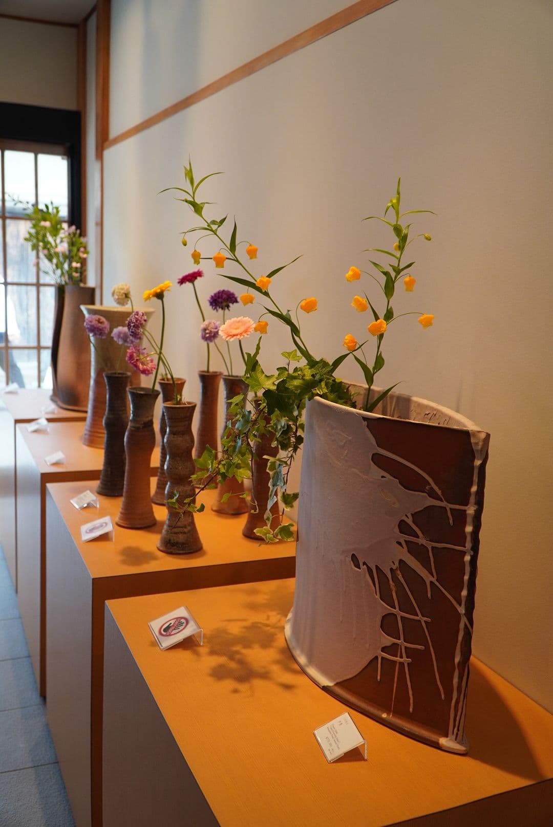 Exposición de piezas de cerámica sobre una repisa