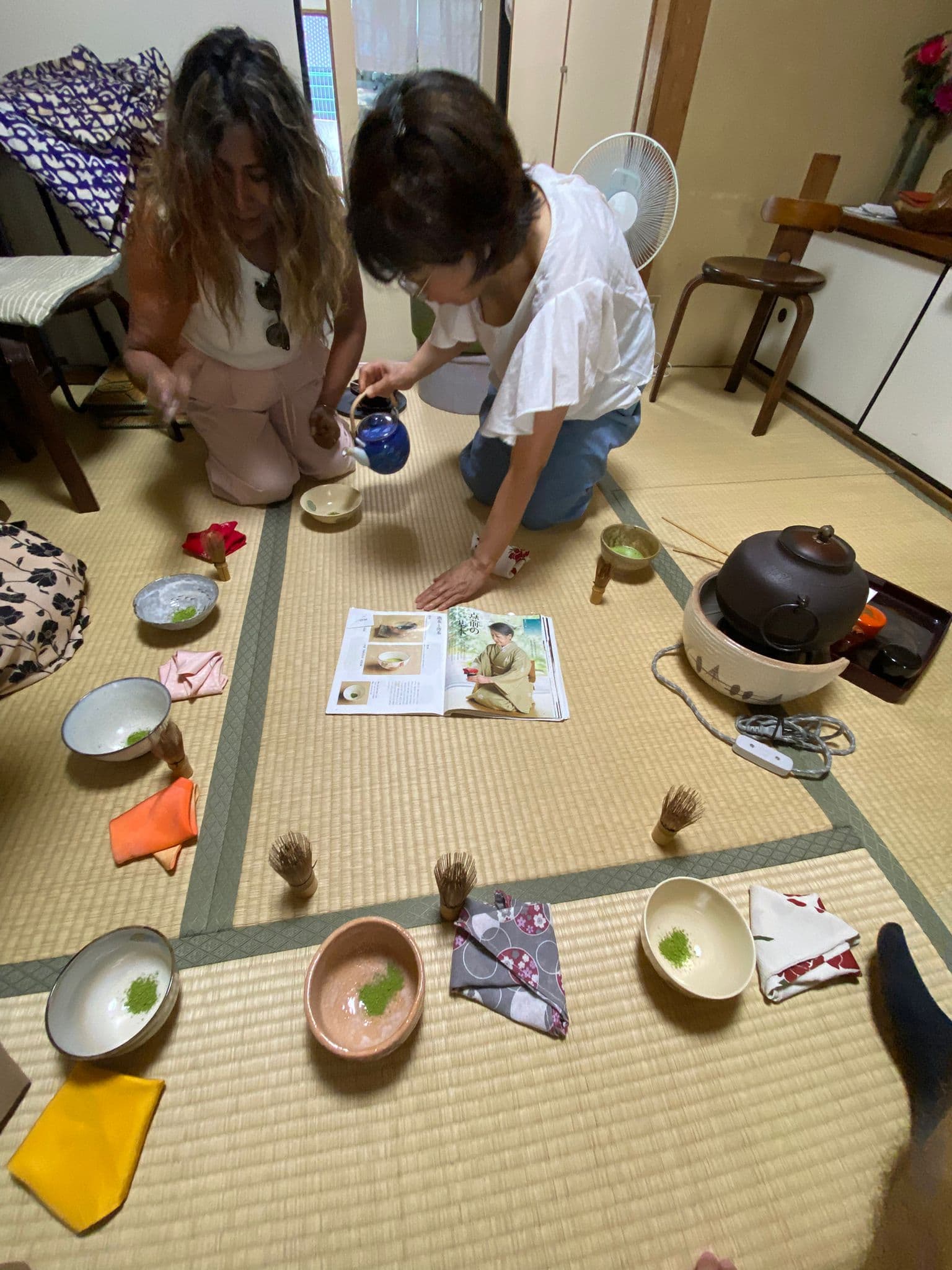 Ceremonia del té en la pequeña casa junto a Kuromon Market, con África participando en el ritual.