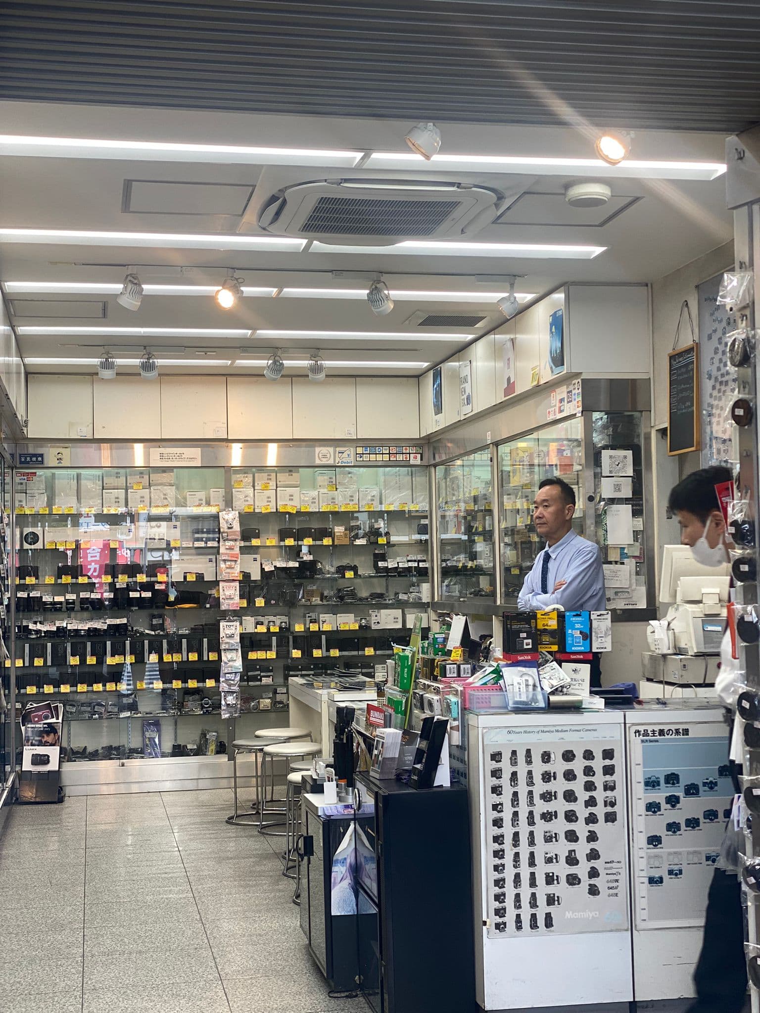 Interior de una tienda de fotografía en Osaka.