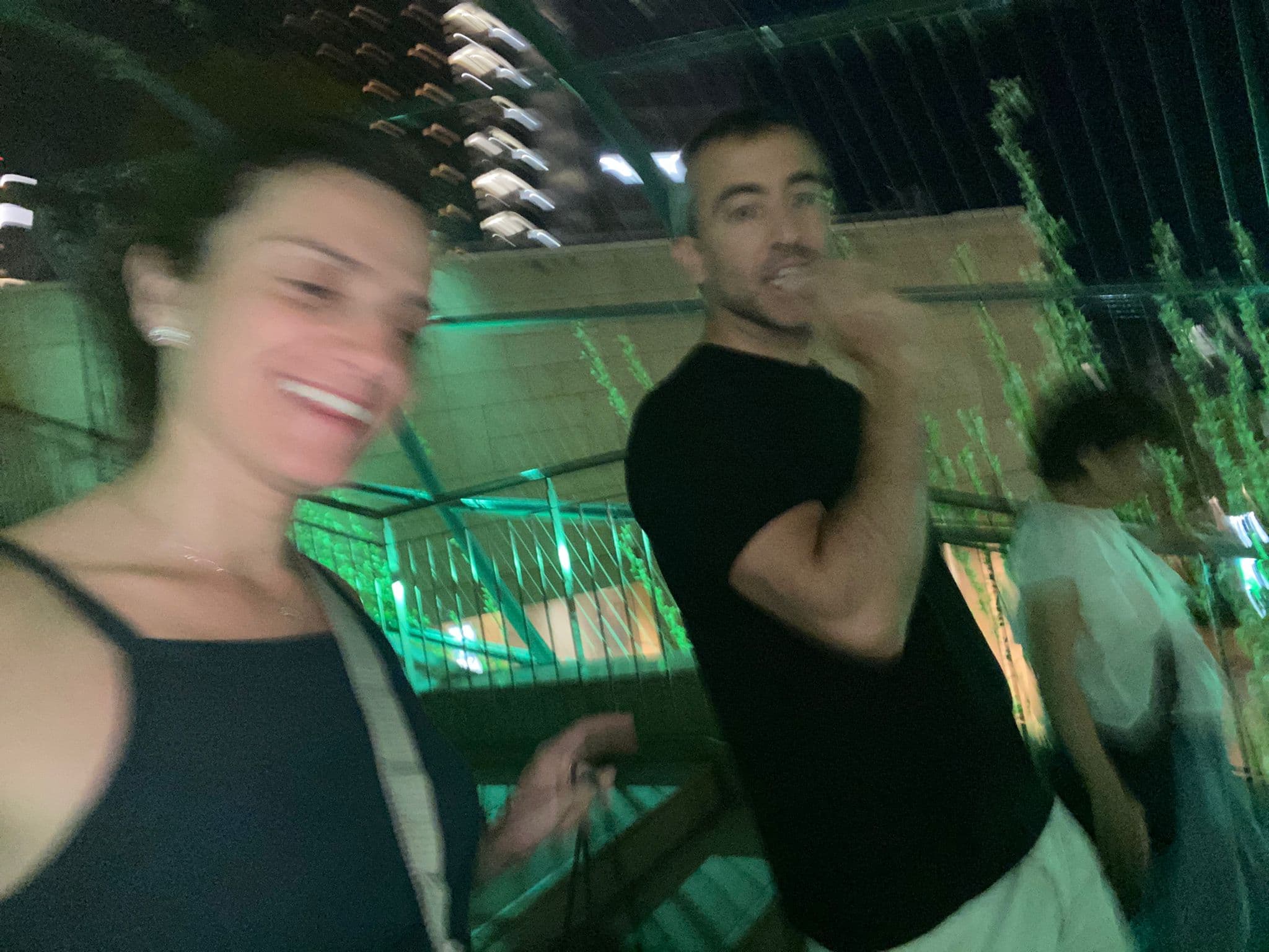 Paseo nocturno con la señora después de la cena, entre luces y edificios de Osaka.