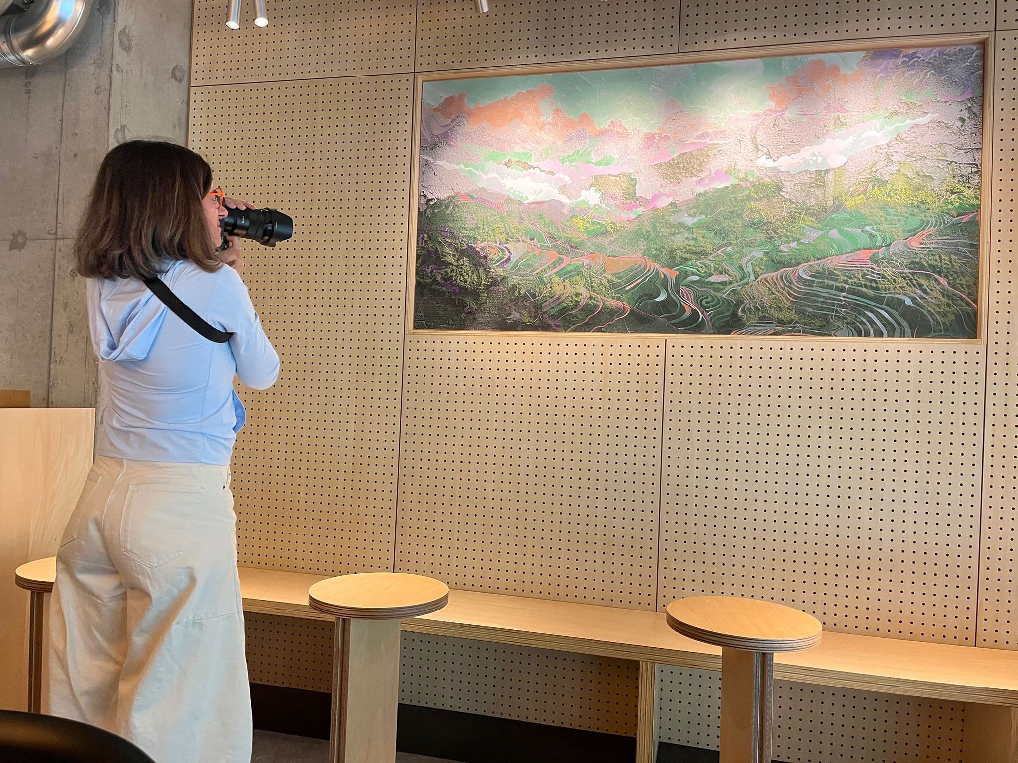 Fotografiando un cuadro en la pared de la cafetería