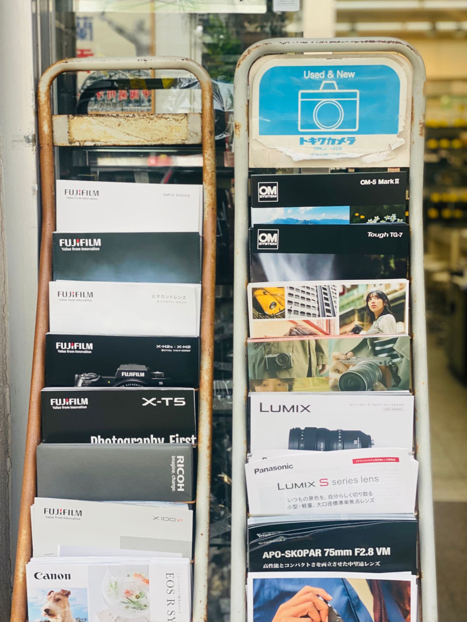 Escaparate de una tienda de cámaras durante las compras de la tarde.