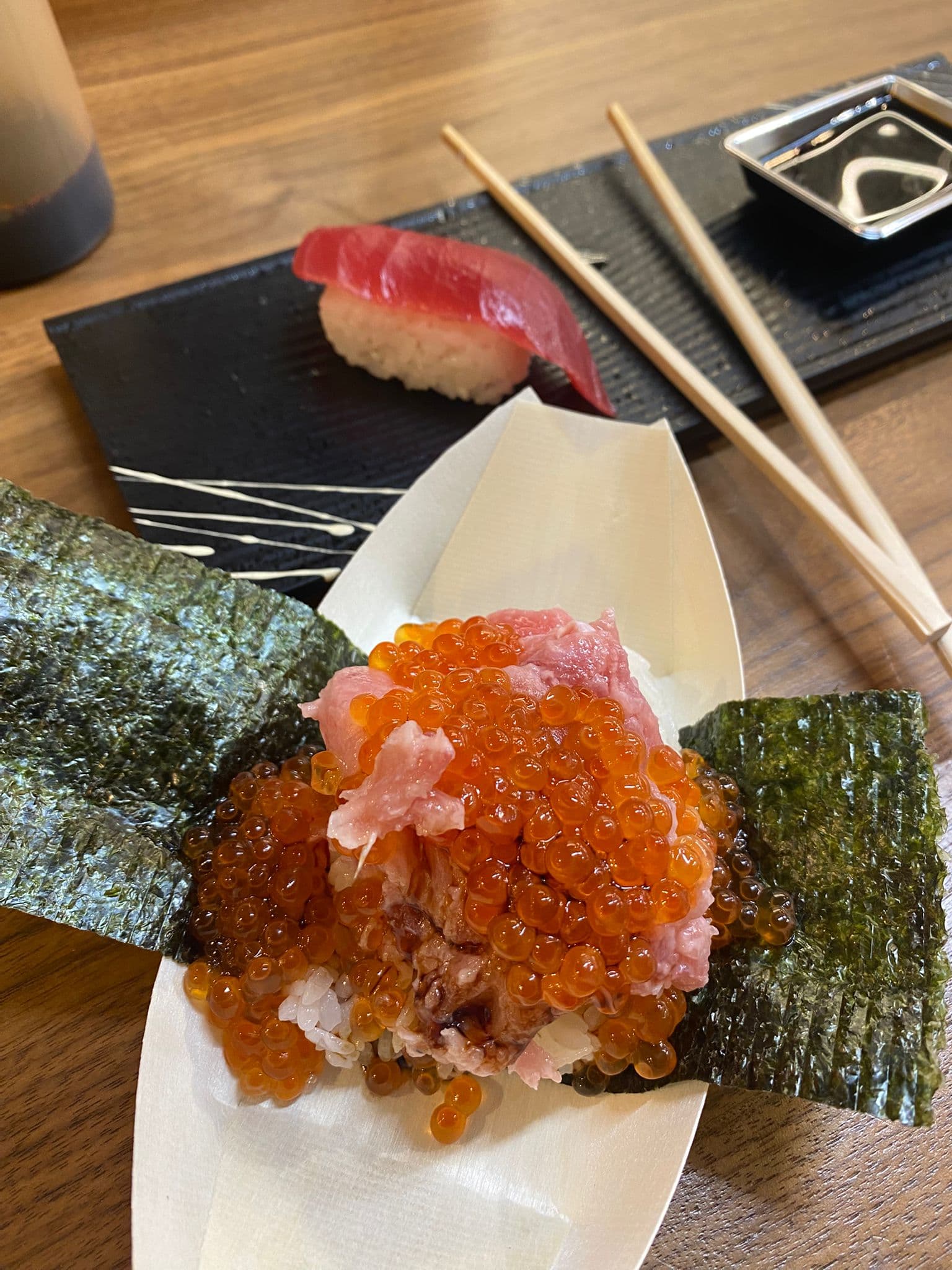 Un bocado de arroz, alga, atún y huevas en Kuromon Market.