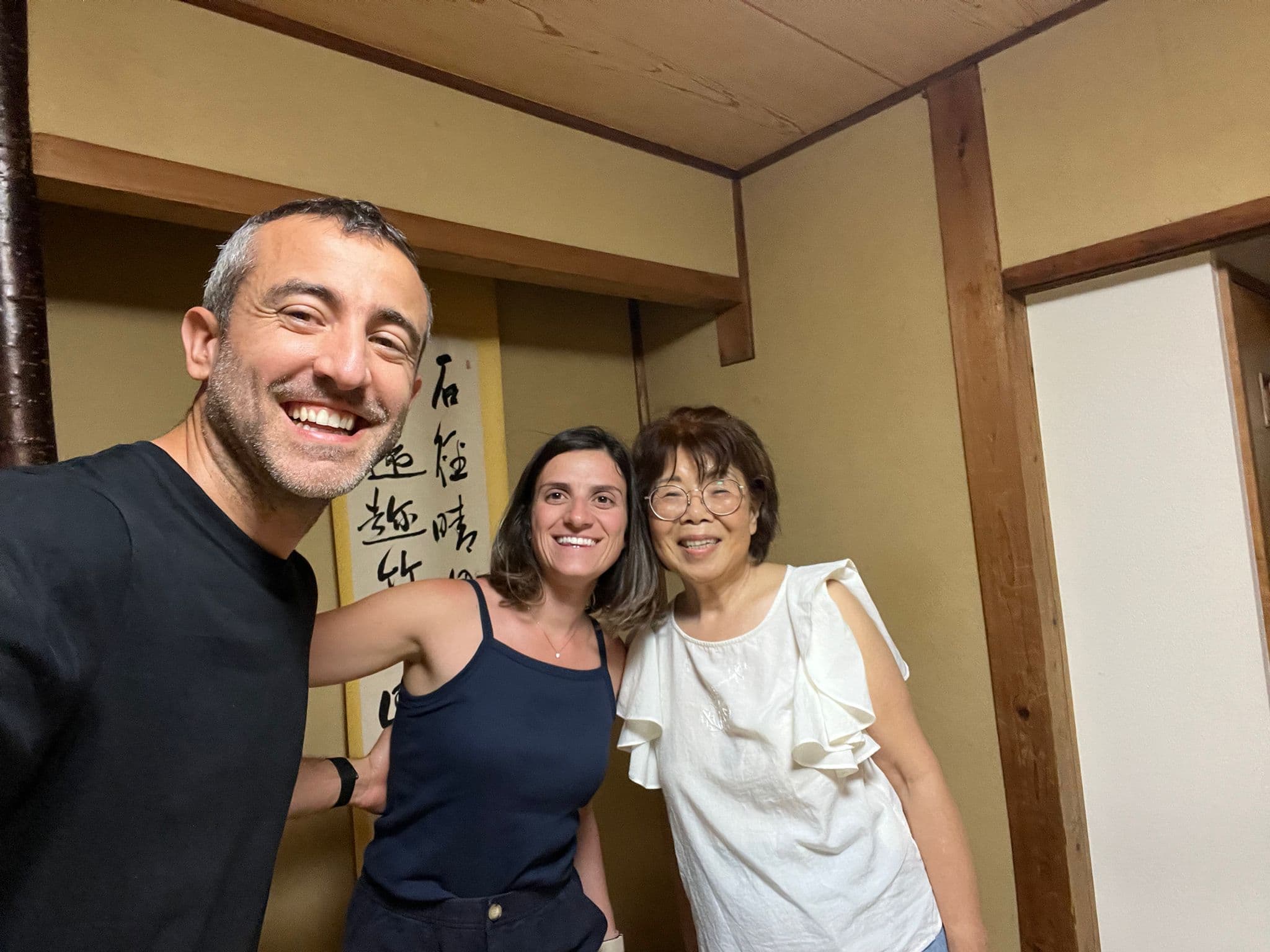 Foto con la mujer que los recibió y convirtió una casualidad en uno de los recuerdos del viaje.