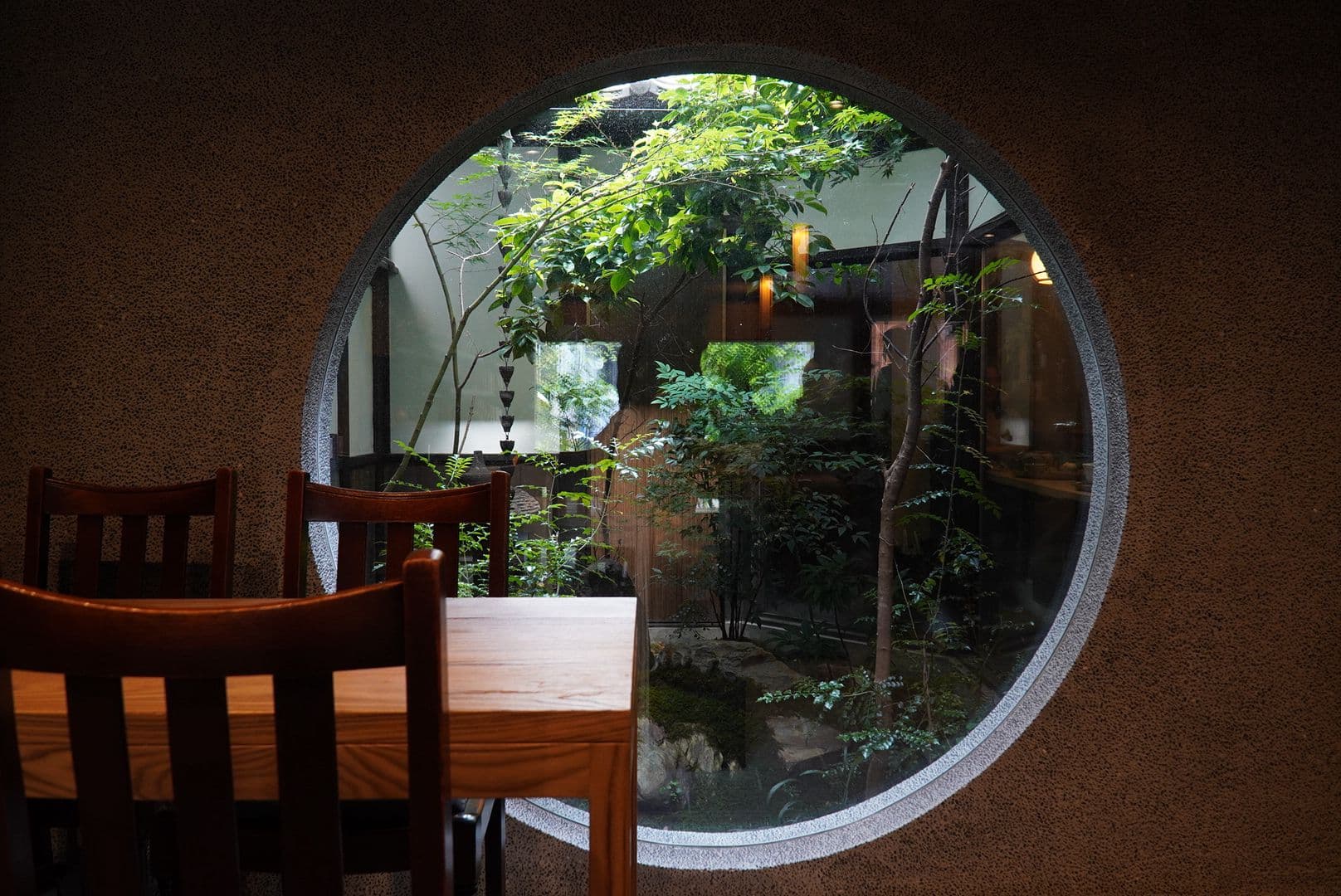 Ventana redonda con jardín interior