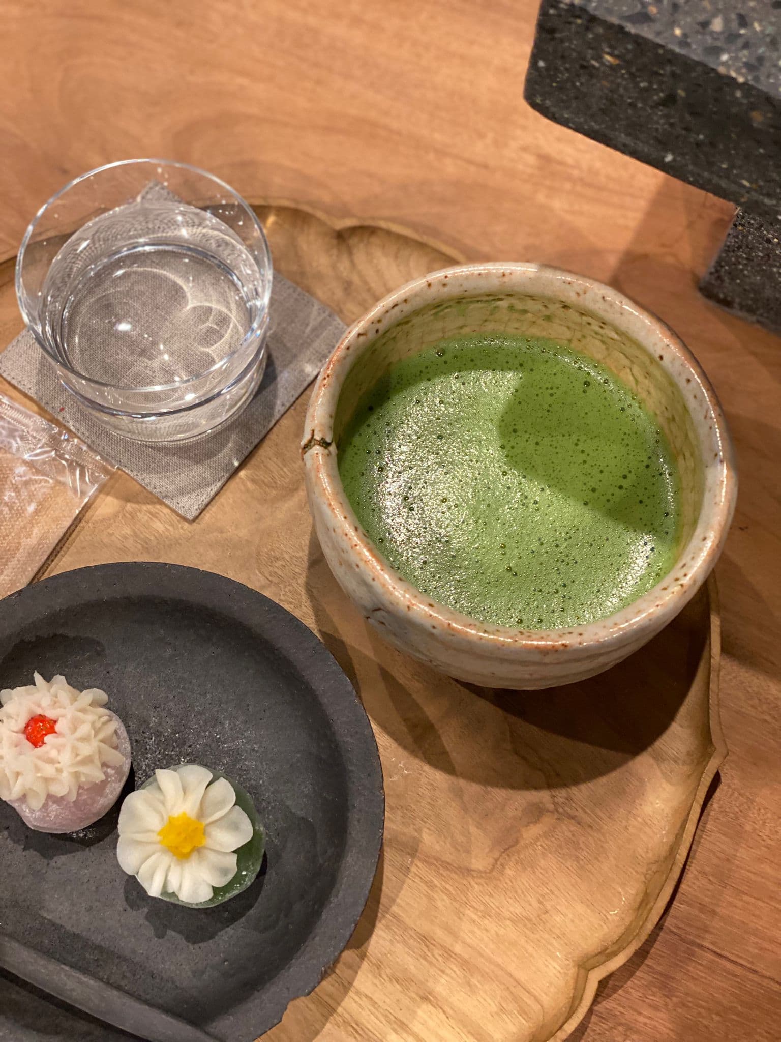 Té matcha con dos dulces japoneses