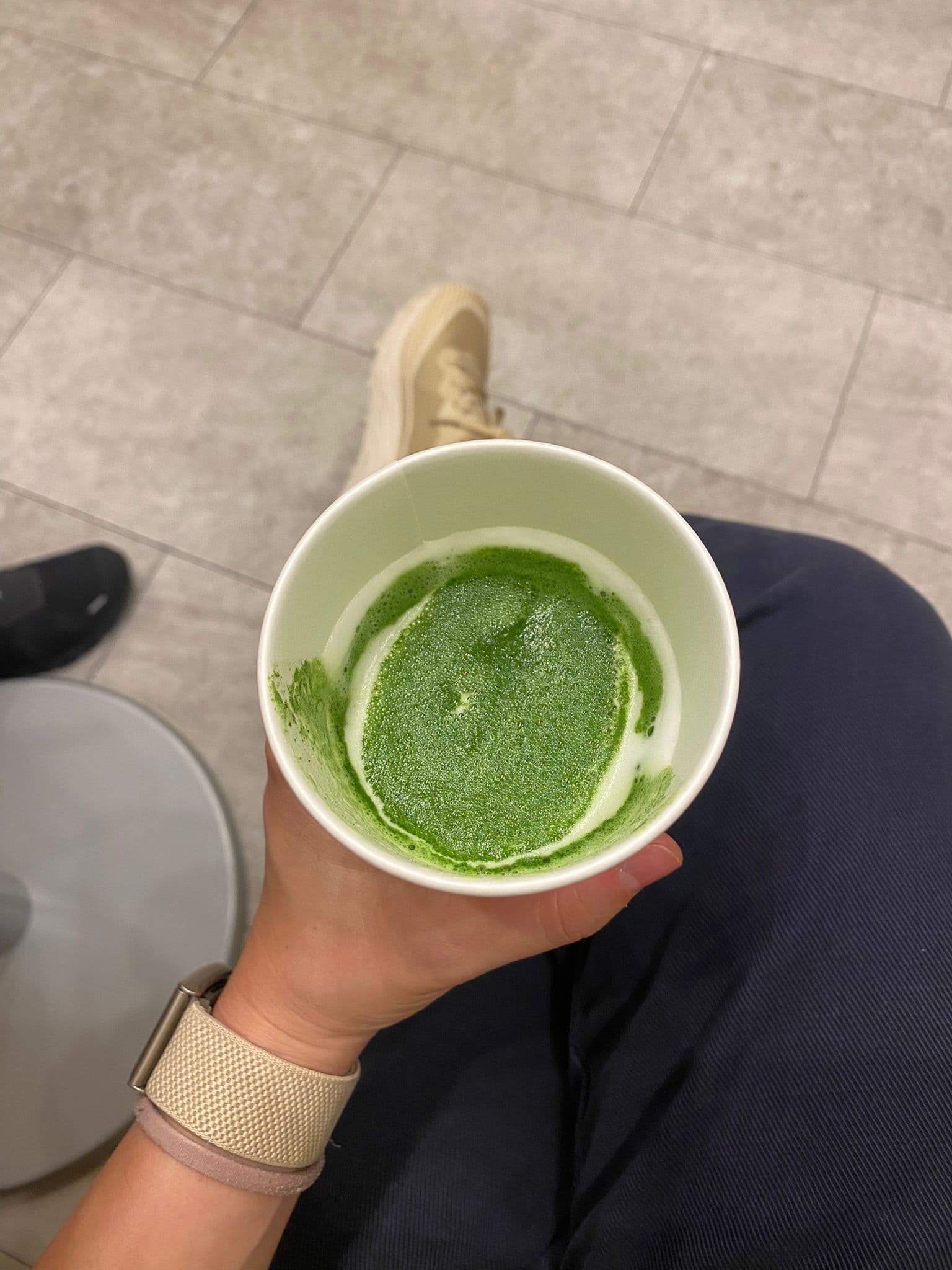 El matcha espumoso en la mano, recién servido.