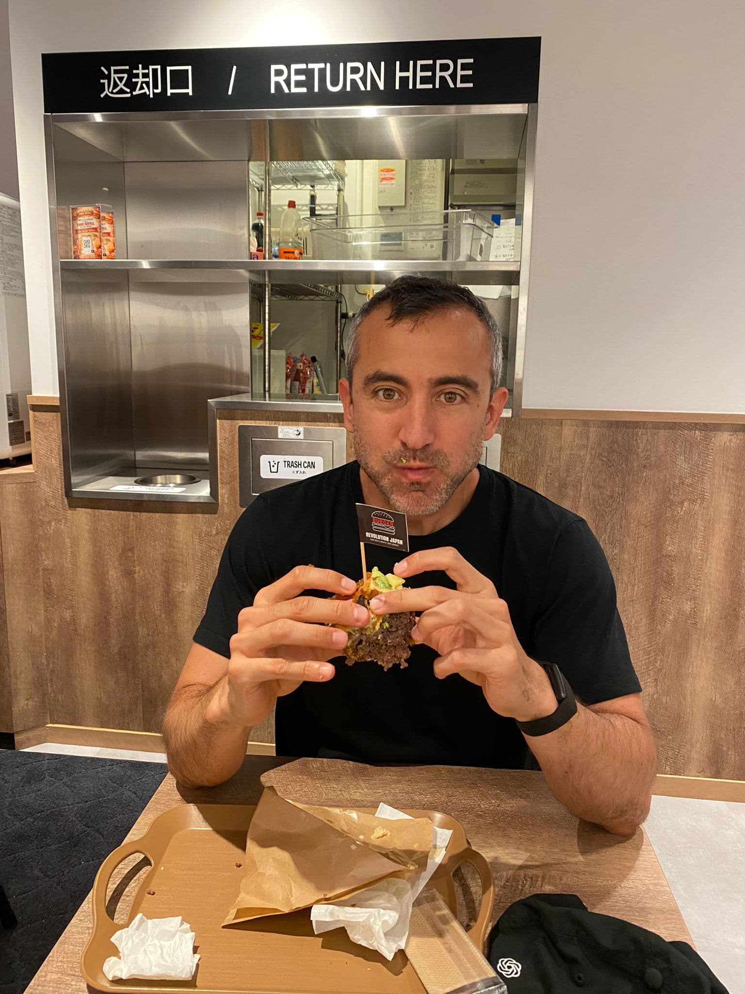 Miguel probando una hamburguesa de wagyu durante el paseo por Osaka.
