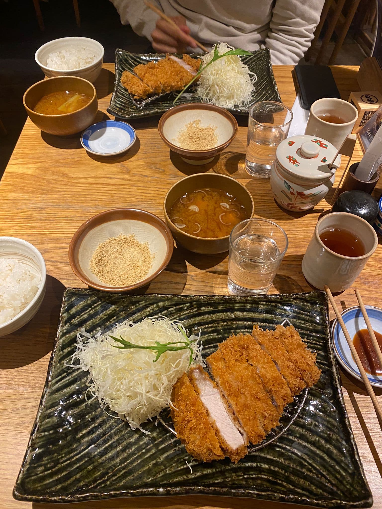 Cena de tonkatsu con arroz, sopa y col