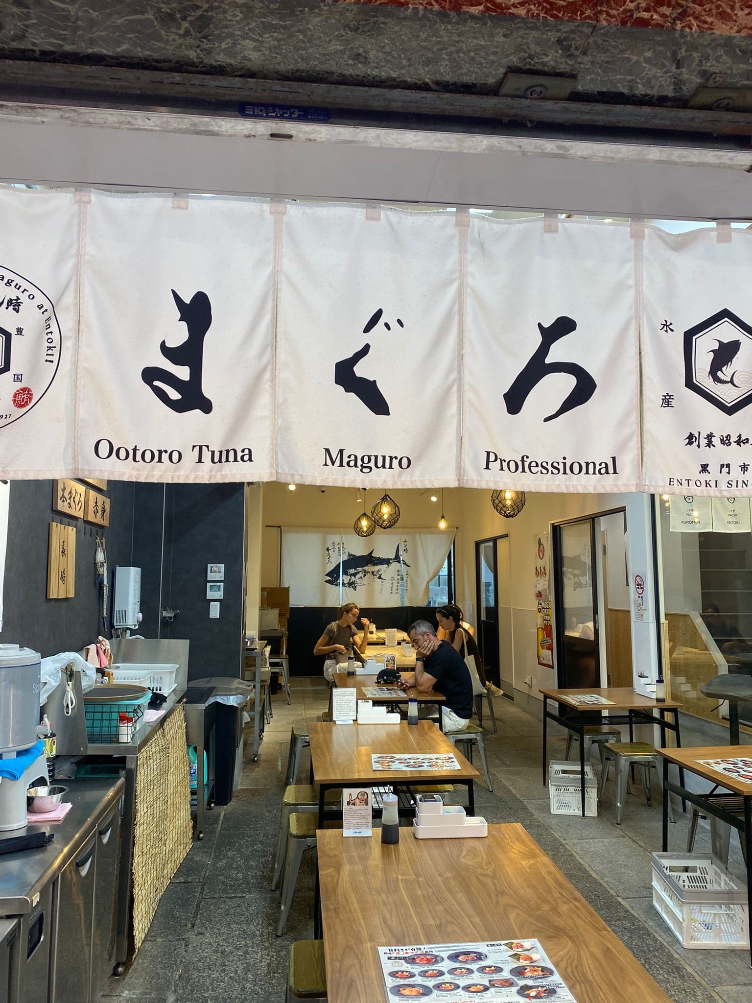 Fachada del puesto de atún en Kuromon Market.