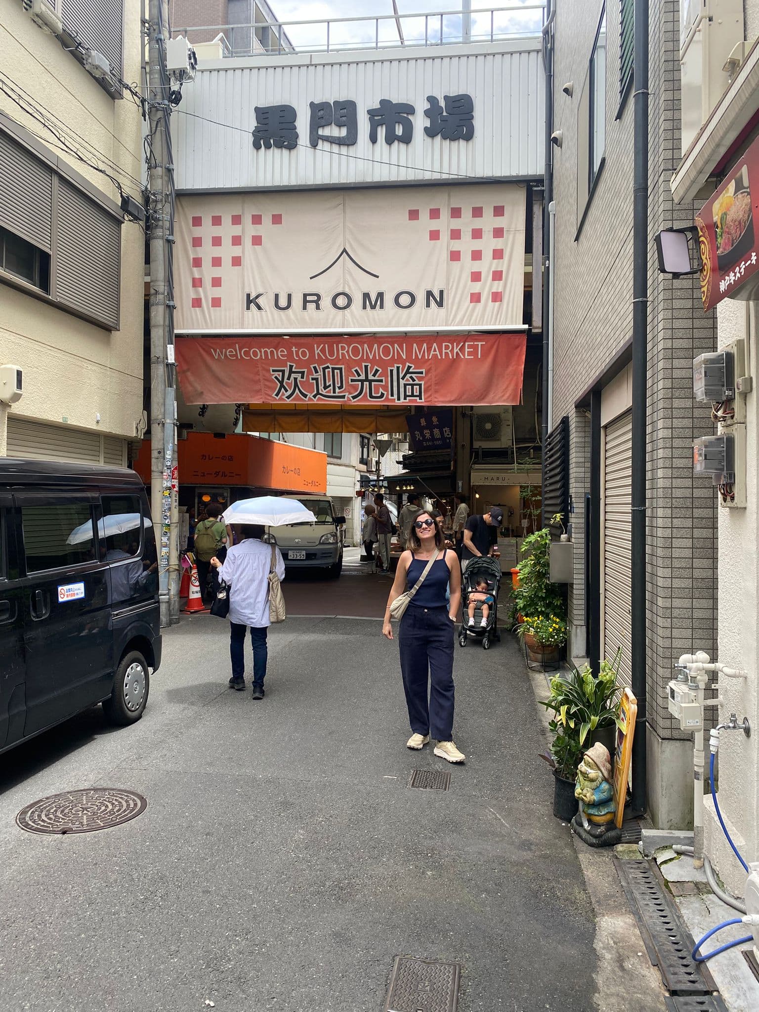 Entrada de Kuromon Market, en pleno bullicio del día.