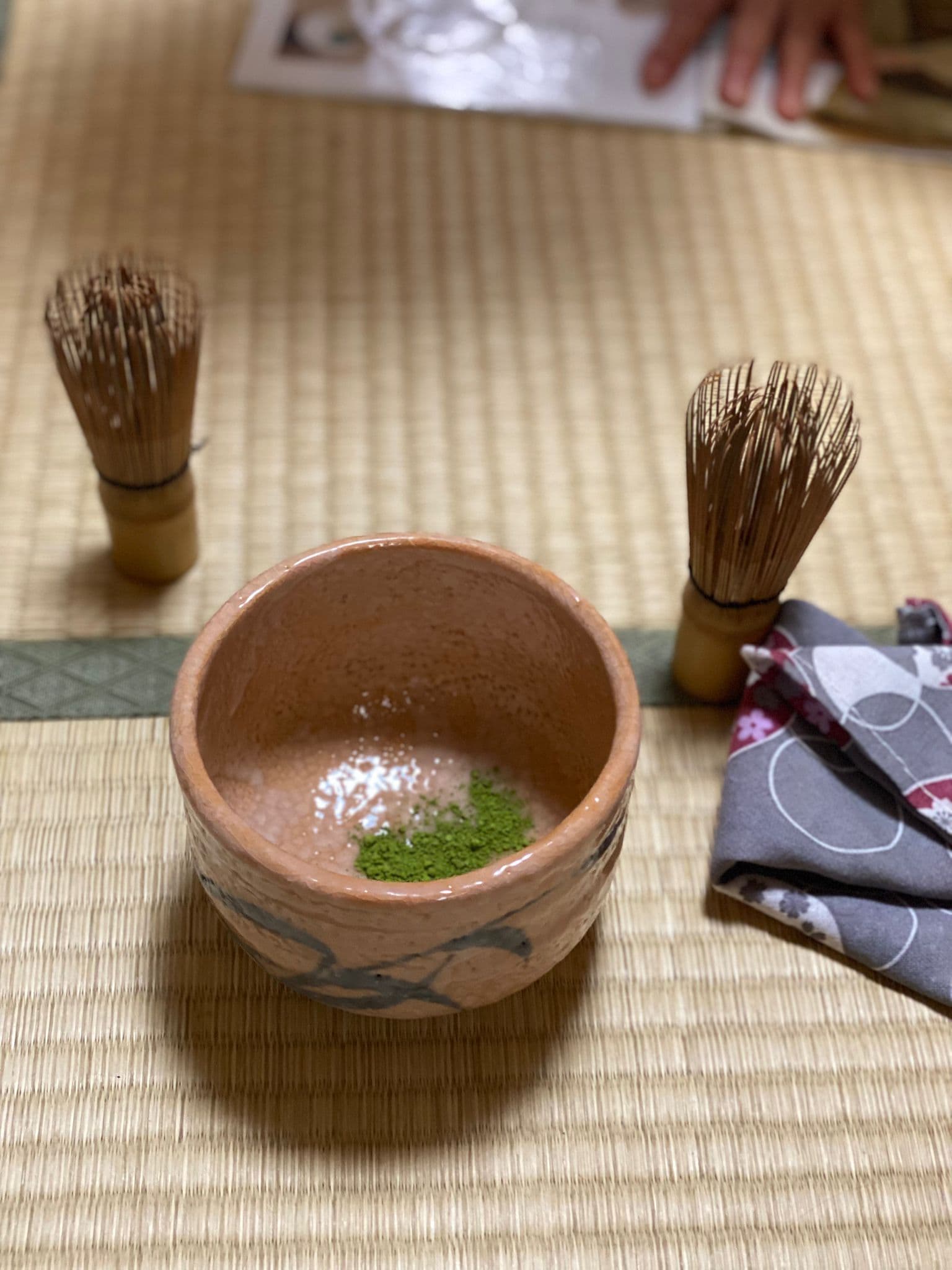 El cuenco con el matcha preparado para la ceremonia.