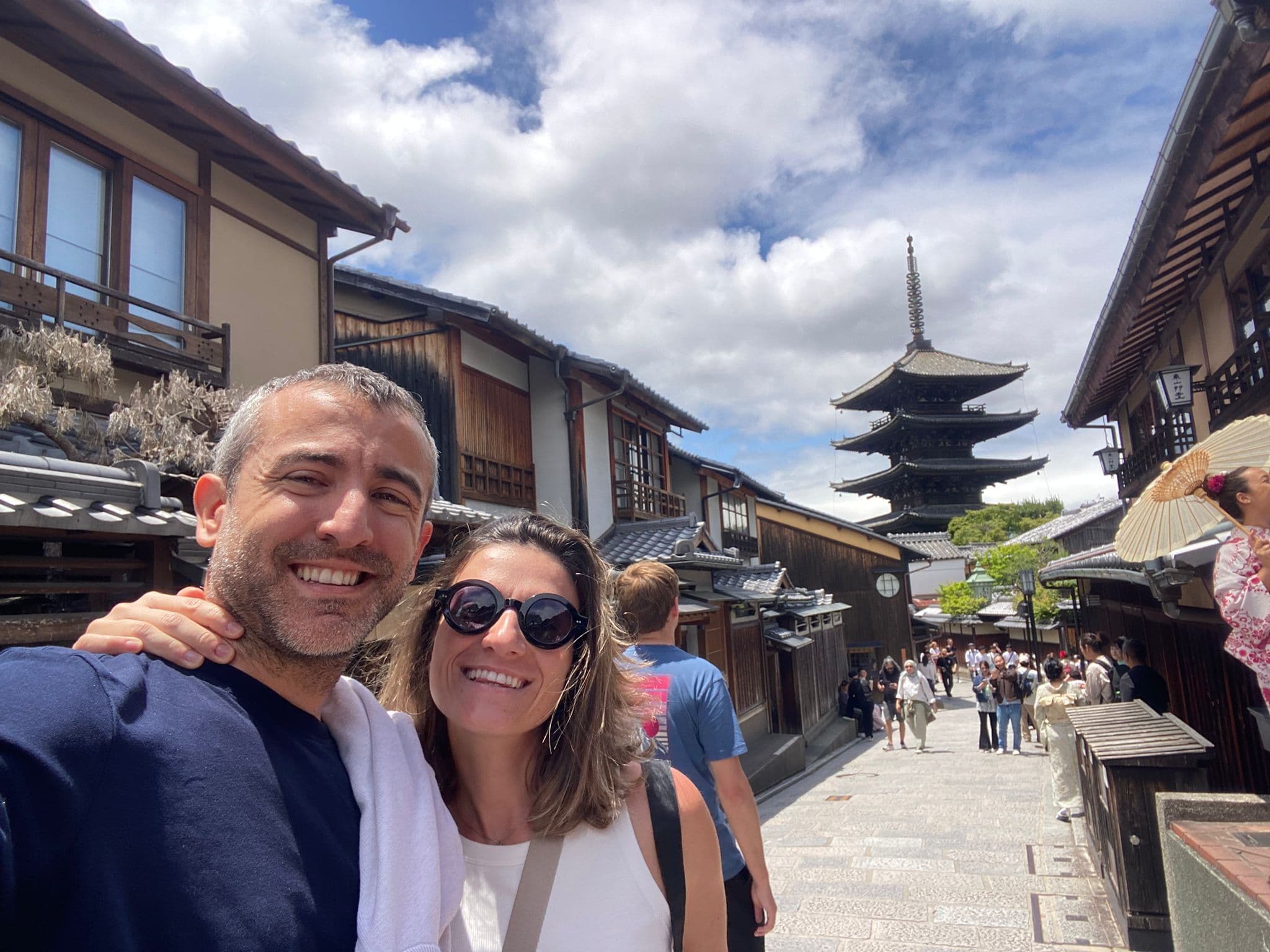 Selfie en la calle con la pagoda al fondo